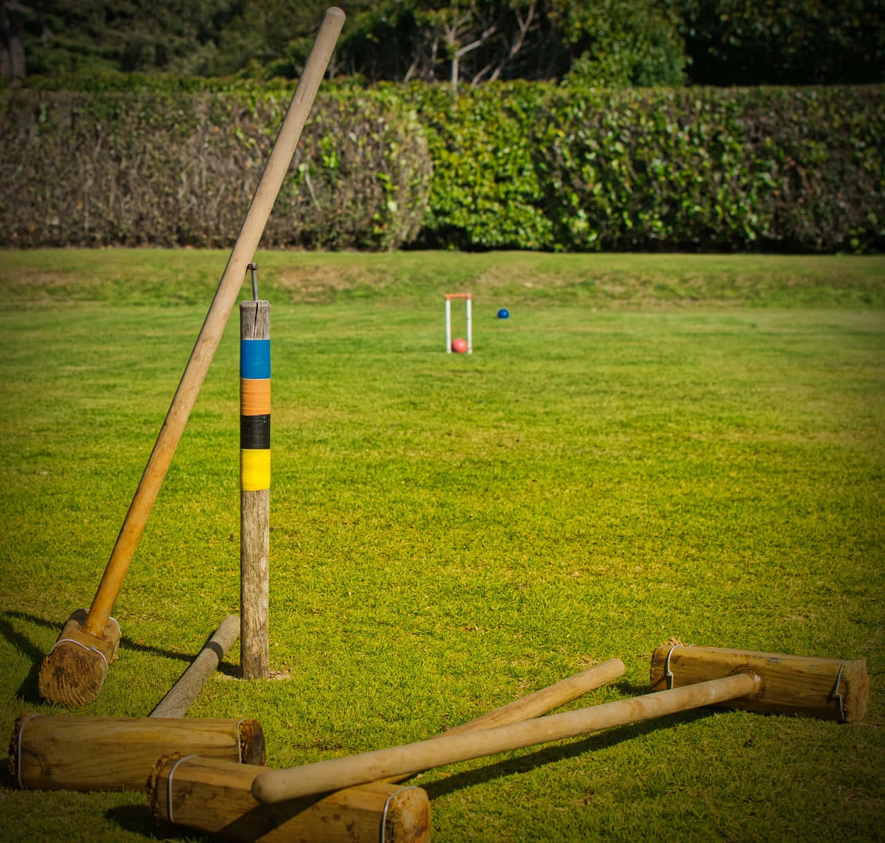 croquet mallet, striped post, vibrant green lawn, HD Desktop Wallpaper