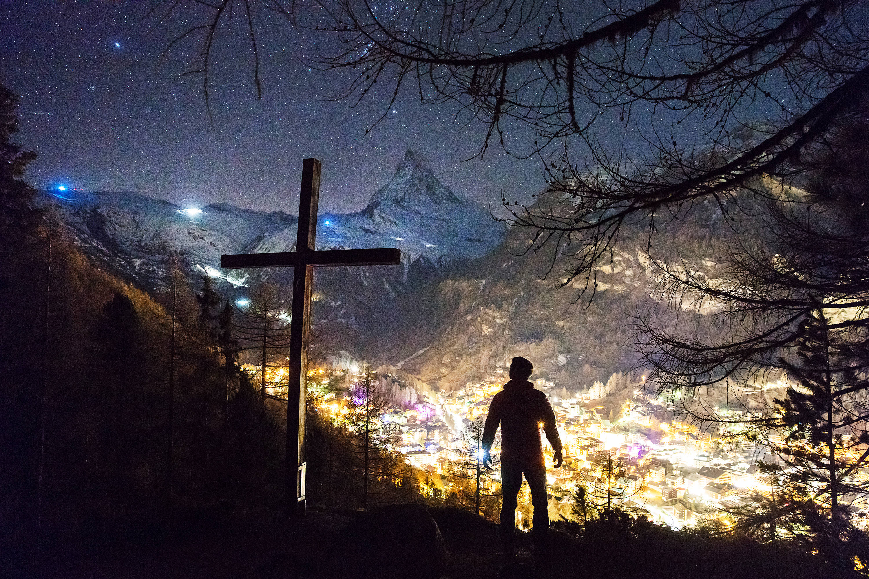 wooden cross, night, starry sky, 2K Desktop Wallpaper