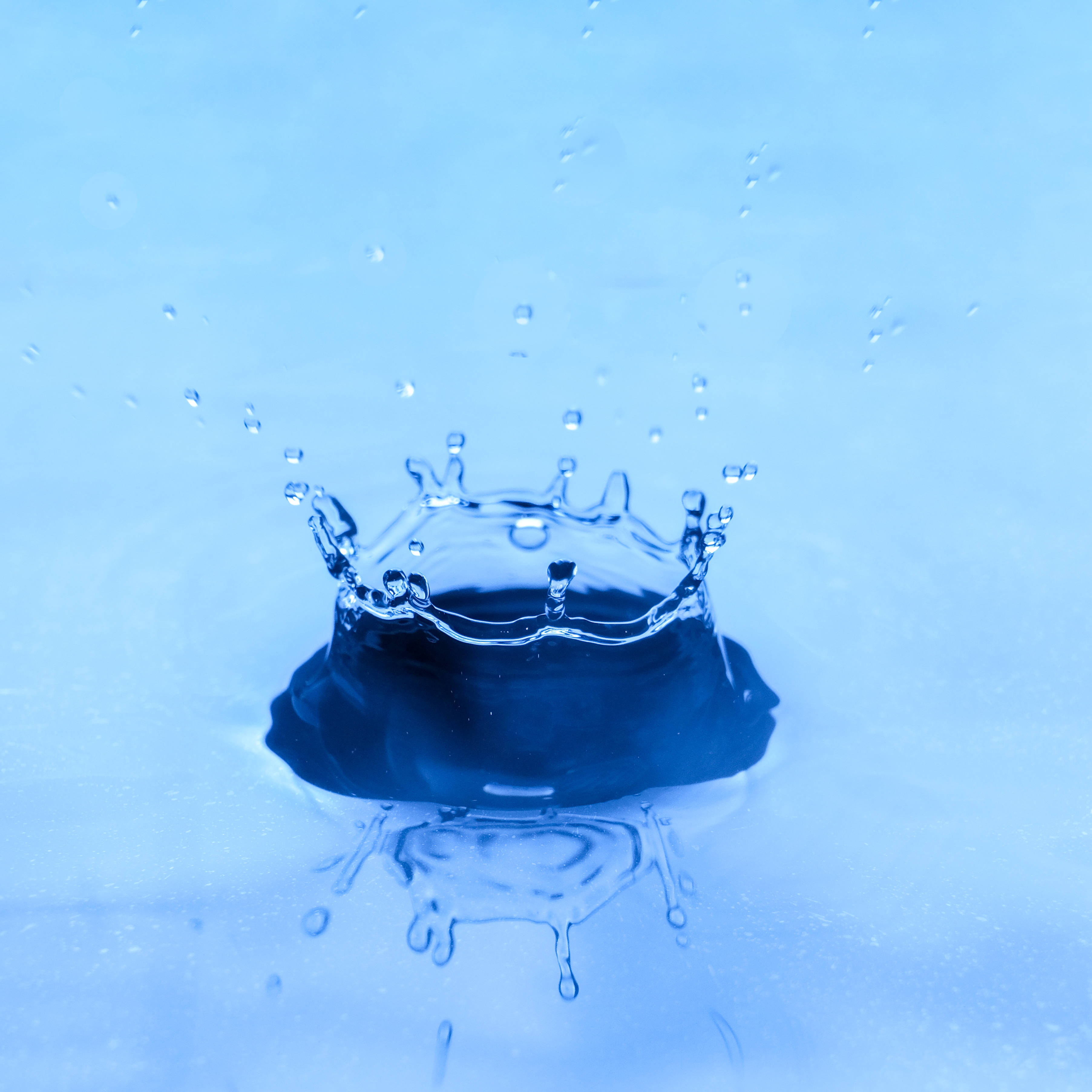 water droplet crown, blue water droplet, soft gradient blue background, 2K Desktop Wallpaper
