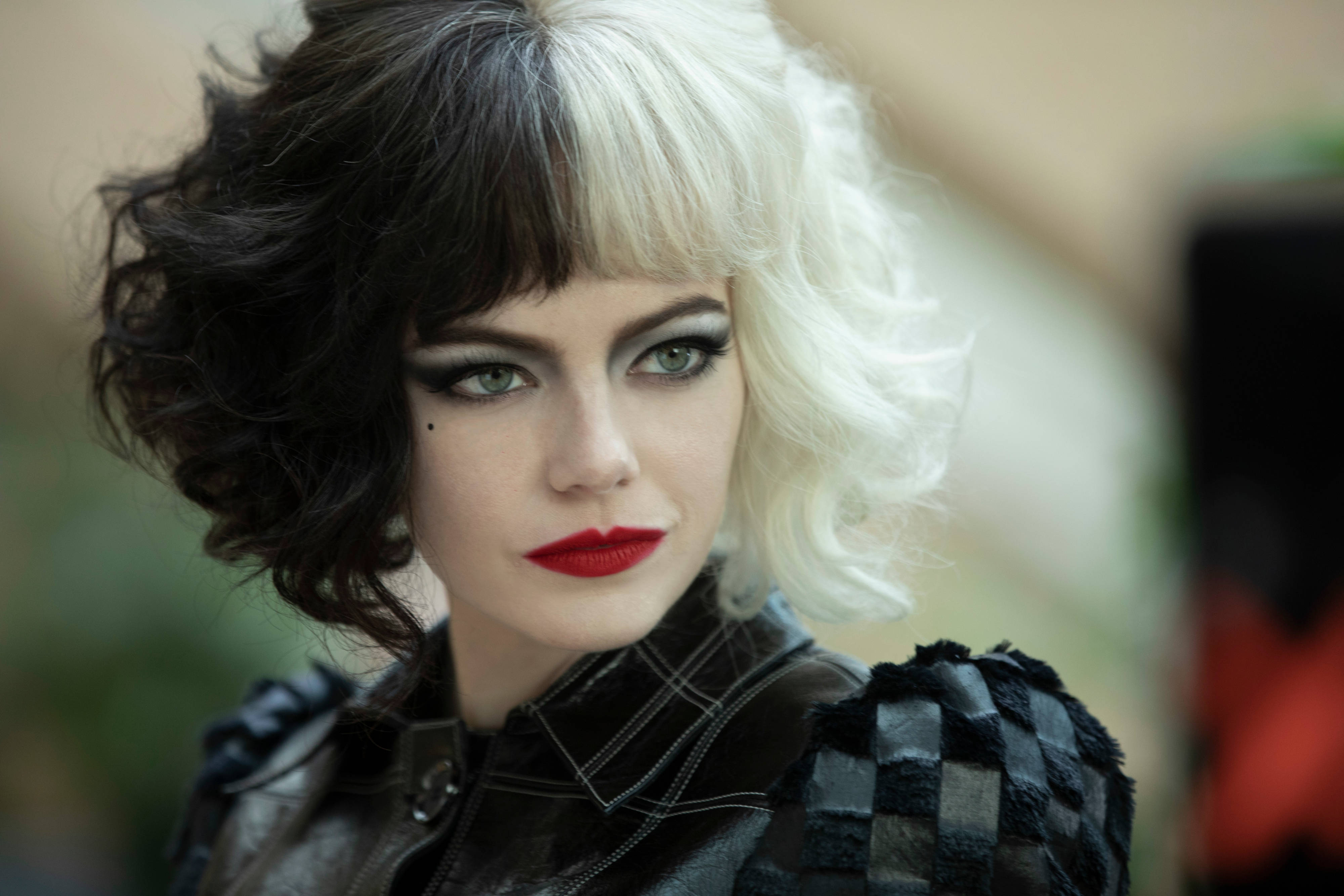 Cruella 2021, black and white hair, red lips, 4K Desktop Wallpaper