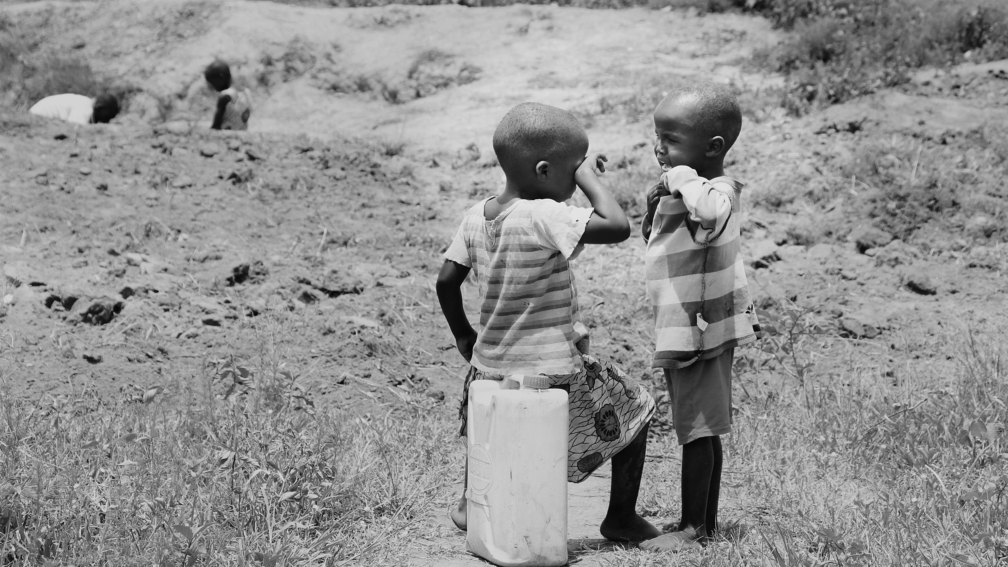 monochrome, crying sad boy, barefoot children, 4K Desktop Wallpaper