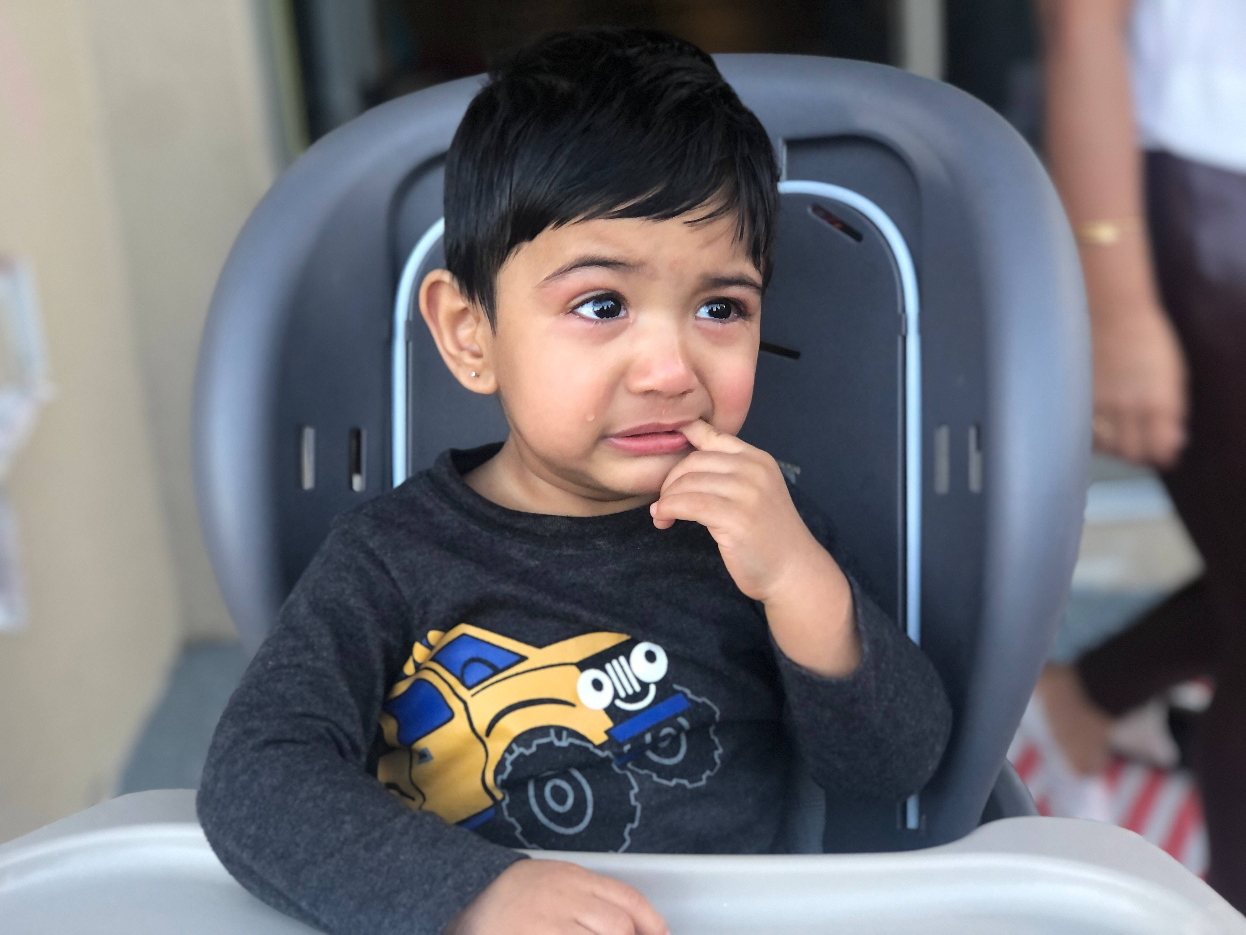 crying sad boy, high chair, dark hair, 4K Desktop Wallpaper