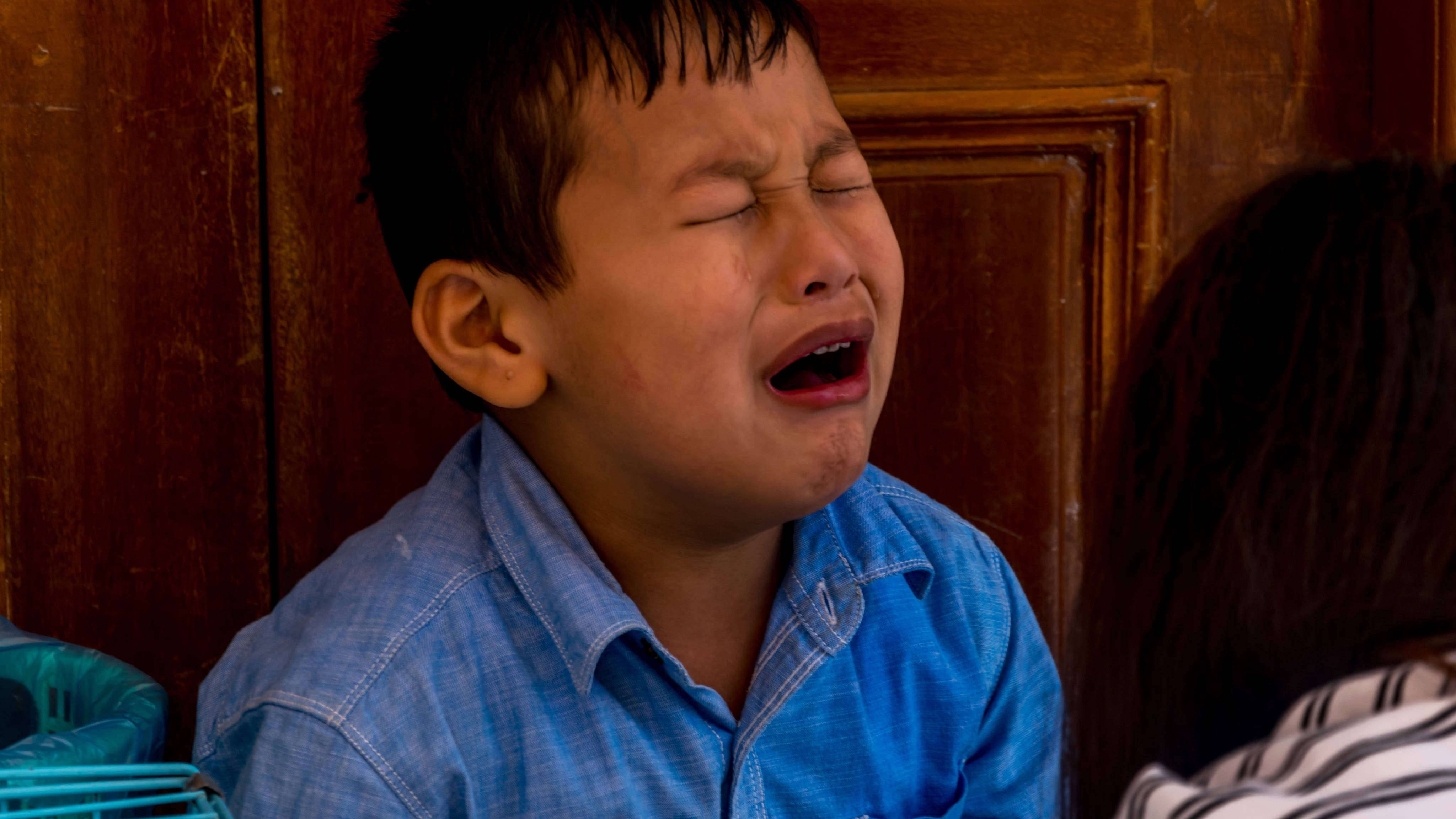 Pensive Crying Sad Boy, young boy, blue shirt, 4K Desktop Wallpaper