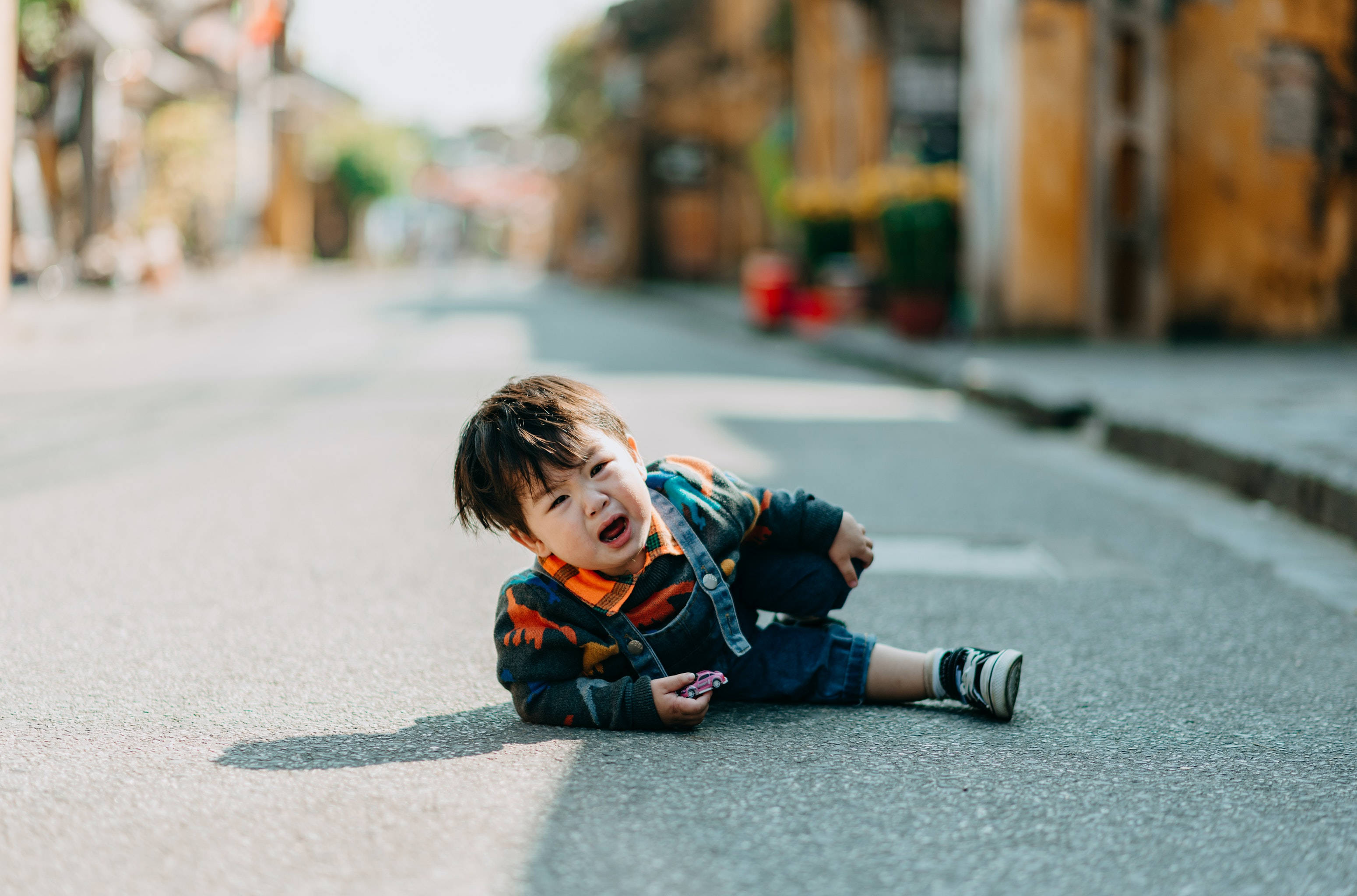 crying sad boy, toddler, sunlit street, 2K Desktop Wallpaper
