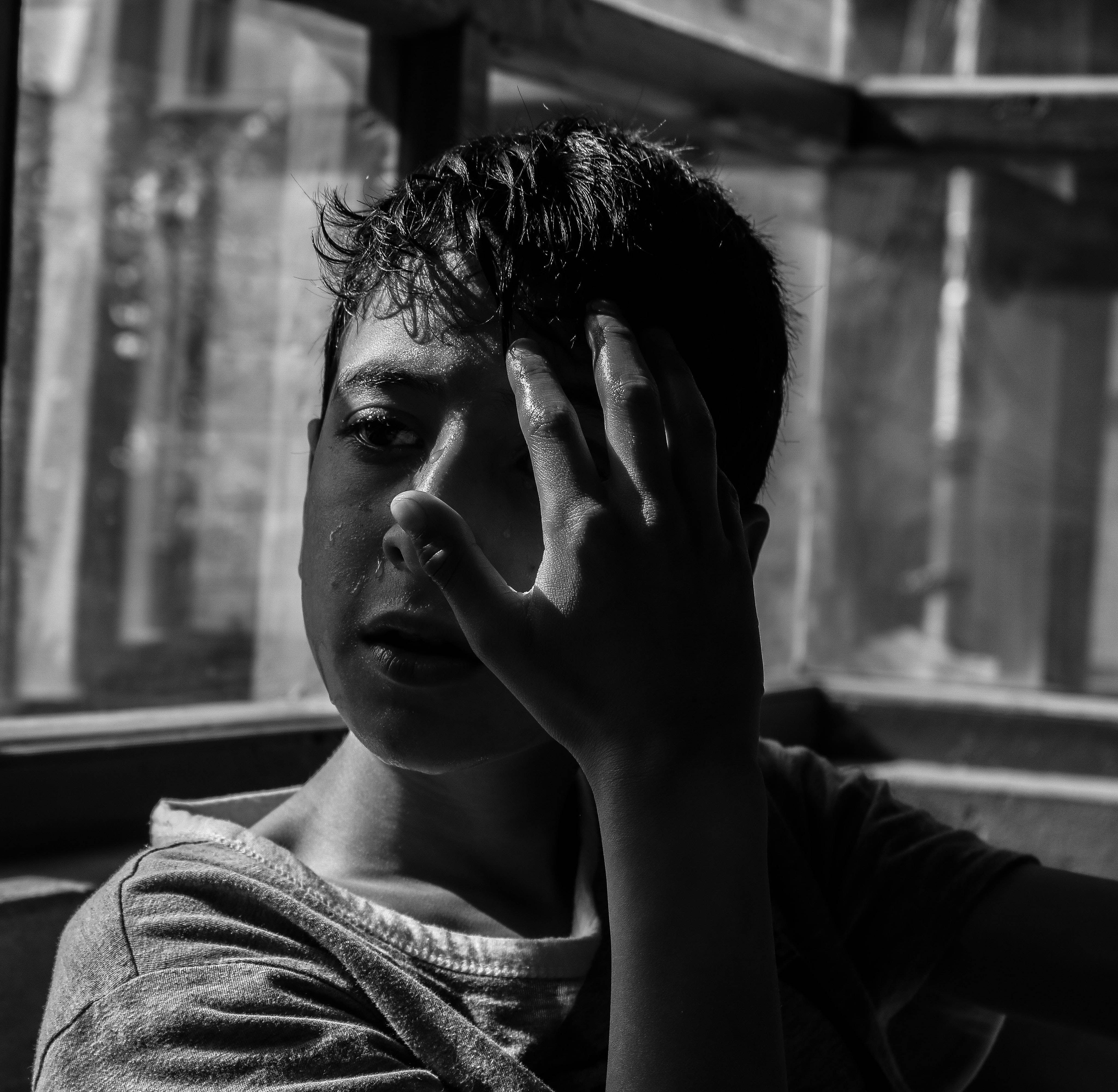 crying sad boy, black and white portrait, young boy, 4K Desktop Wallpaper