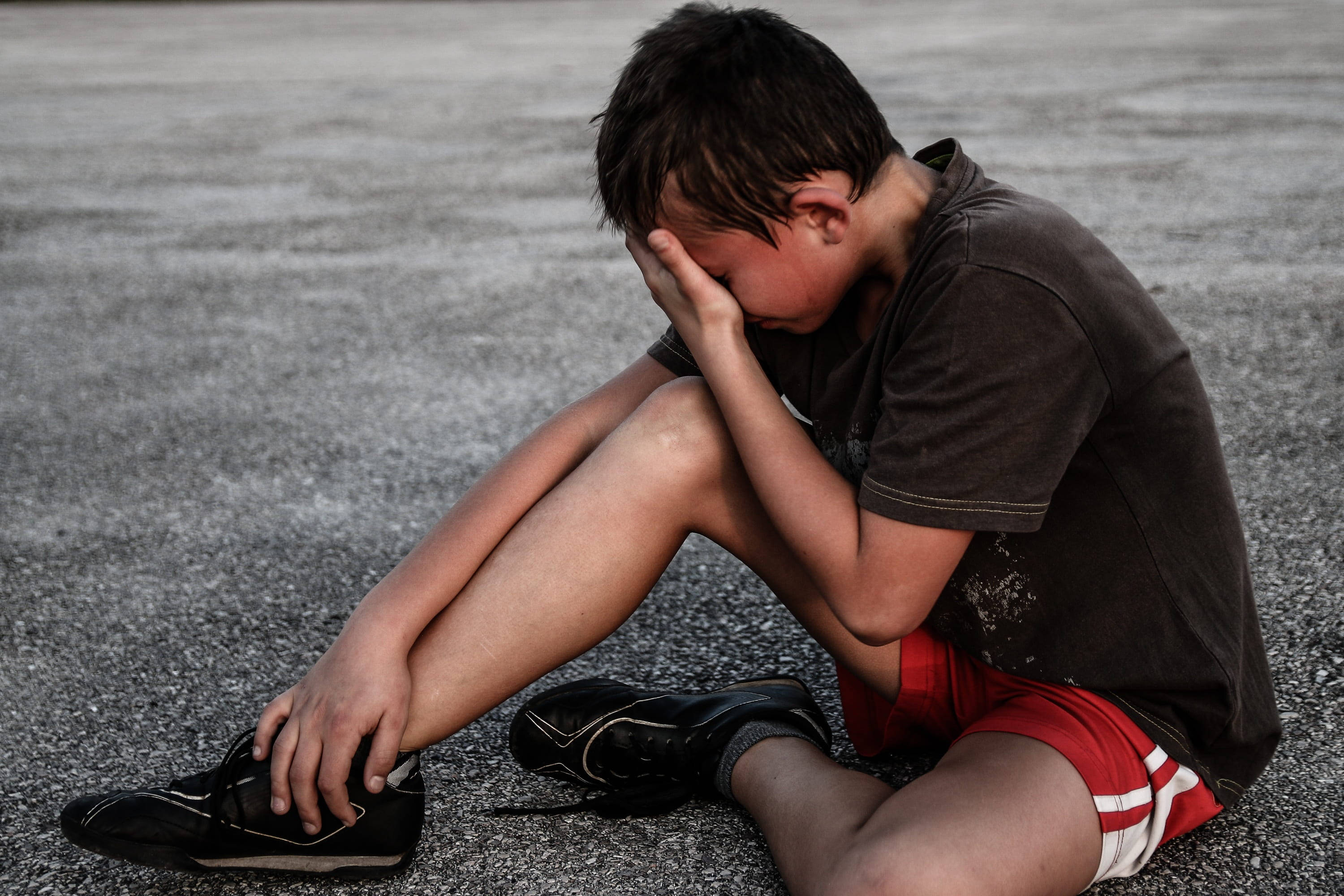 crying sad boy, young boy, asphalt, 2K Desktop Wallpaper