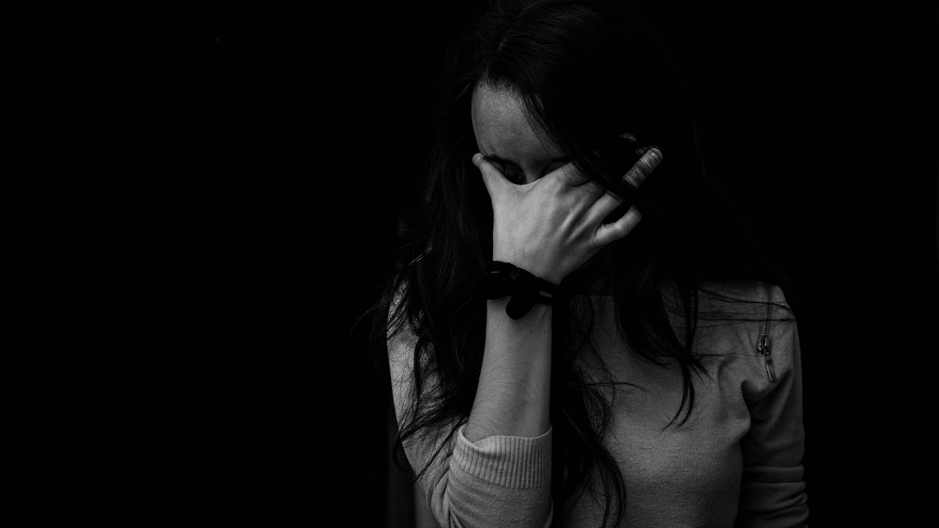 woman, black and white, hand, 4K Desktop Wallpaper