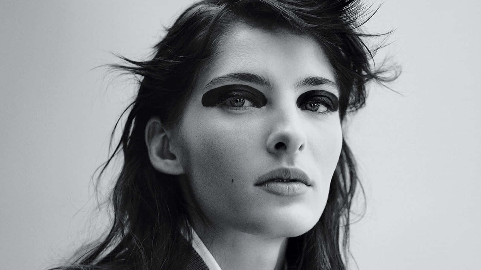 Crystal Renn, black and white portrait, bold winged eyeliner, HD Desktop Wallpaper