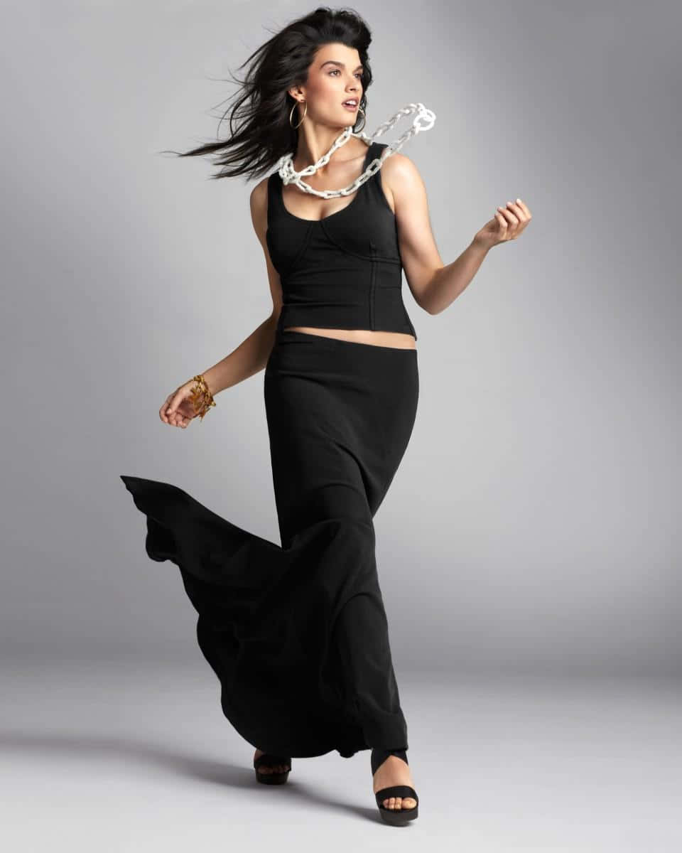 Crystal Renn, black flowing attire, white chain necklace, SD Phone Wallpaper