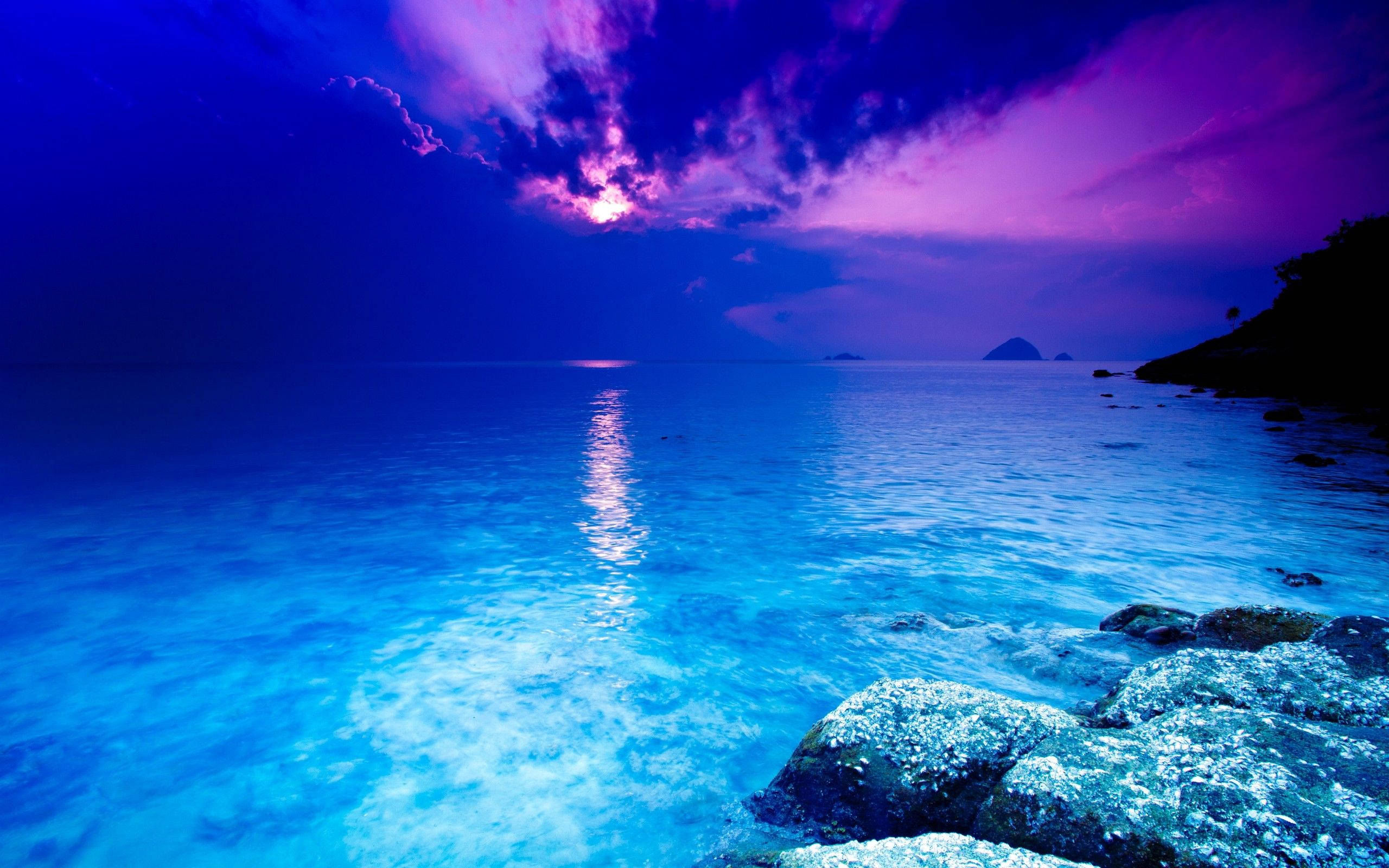 Crystal Clear Blue Ocean, vibrant purple and blue sunset, calm ocean, 2K Desktop Wallpaper
