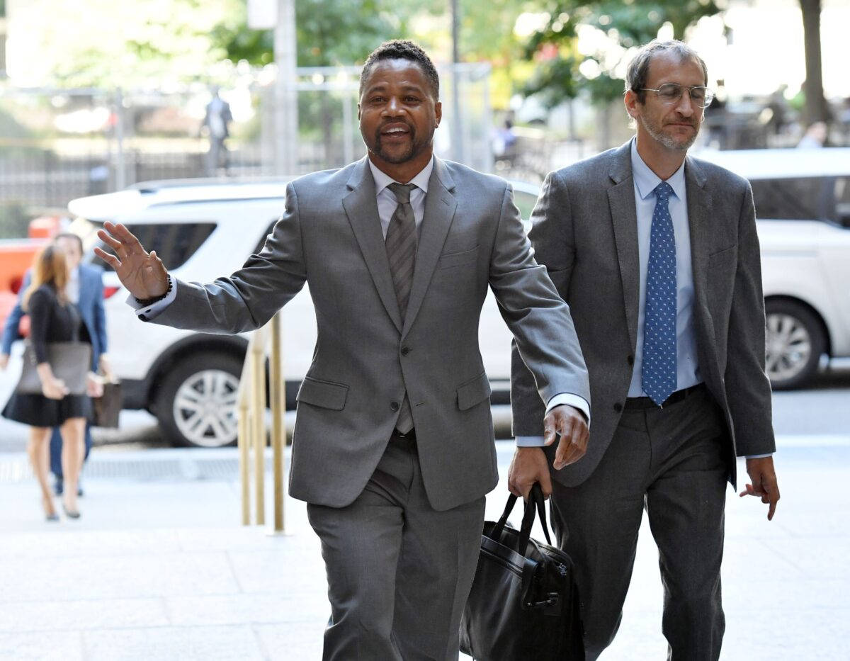Cuba Gooding Jr, gray suits, building, SD Desktop Wallpaper
