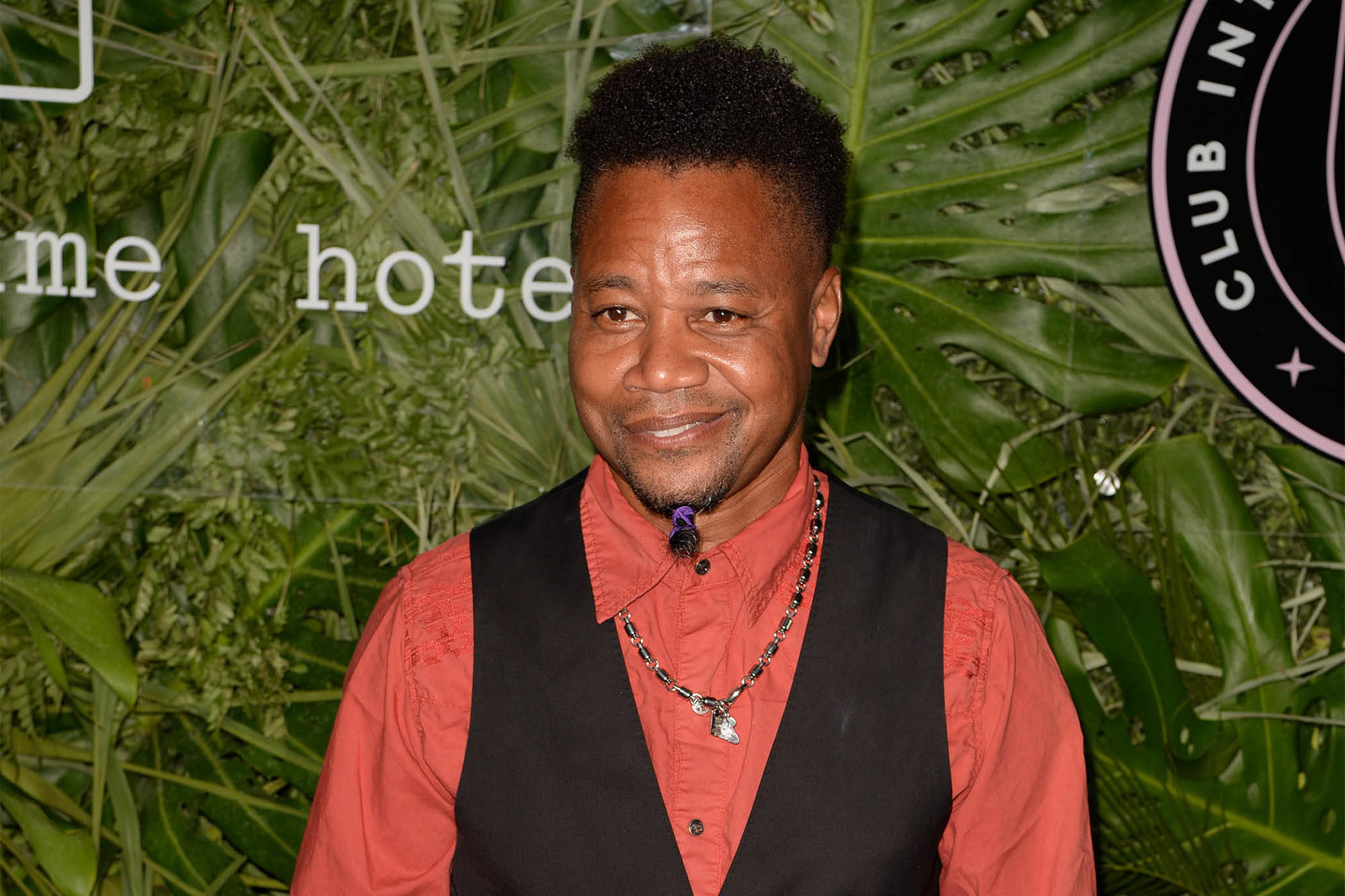 Cuba Gooding Jr, red shirt, black vest, Full HD Desktop Wallpaper