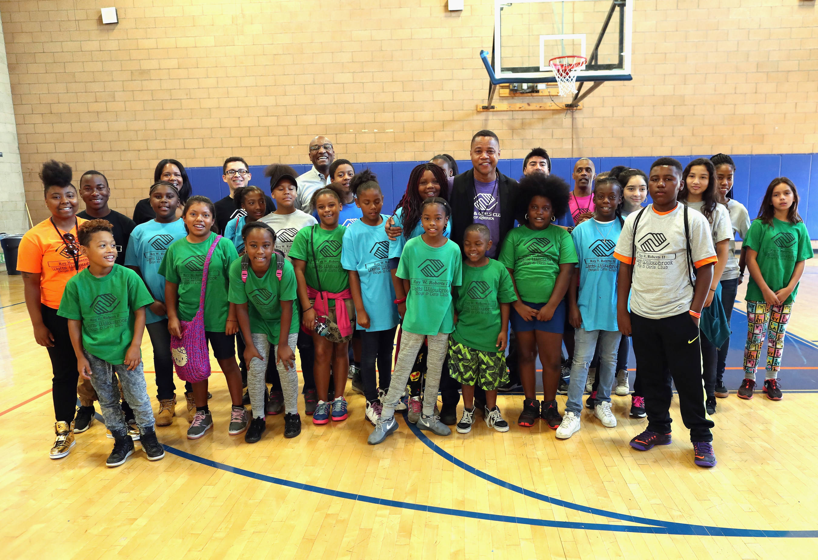 Cuba Gooding Jr, green and blue shirts, school gymnasium, 2K Desktop Wallpaper