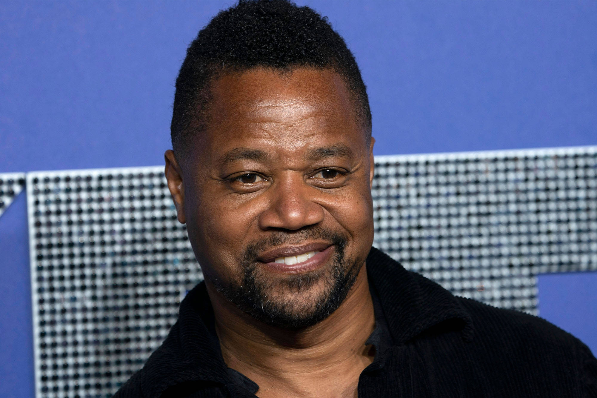 Cuba Gooding Jr, blue backdrop, silver grid pattern, Full HD Desktop Wallpaper