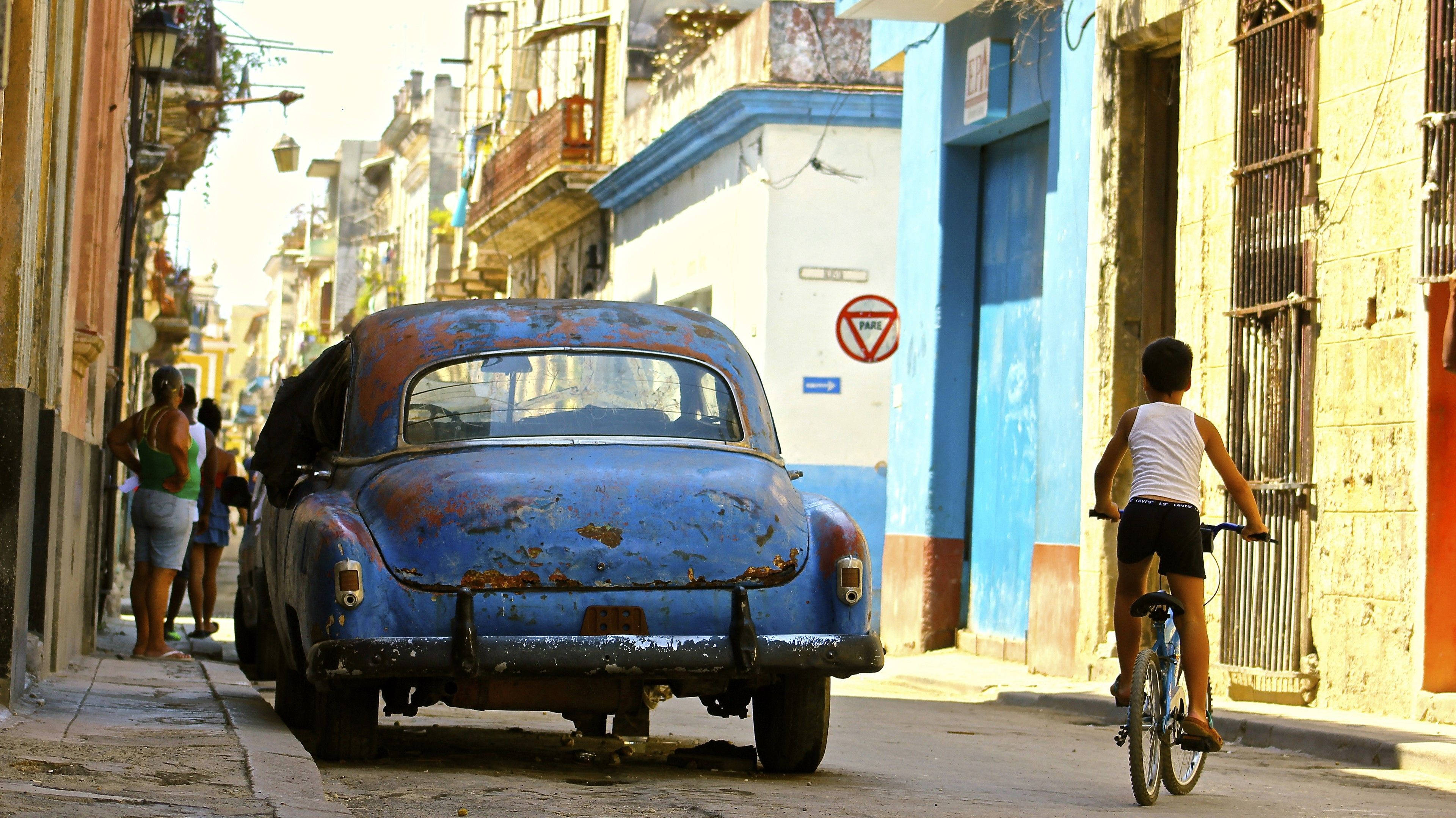 narrow street, Cuba, weathered blue vintage car, 4K Desktop Wallpaper