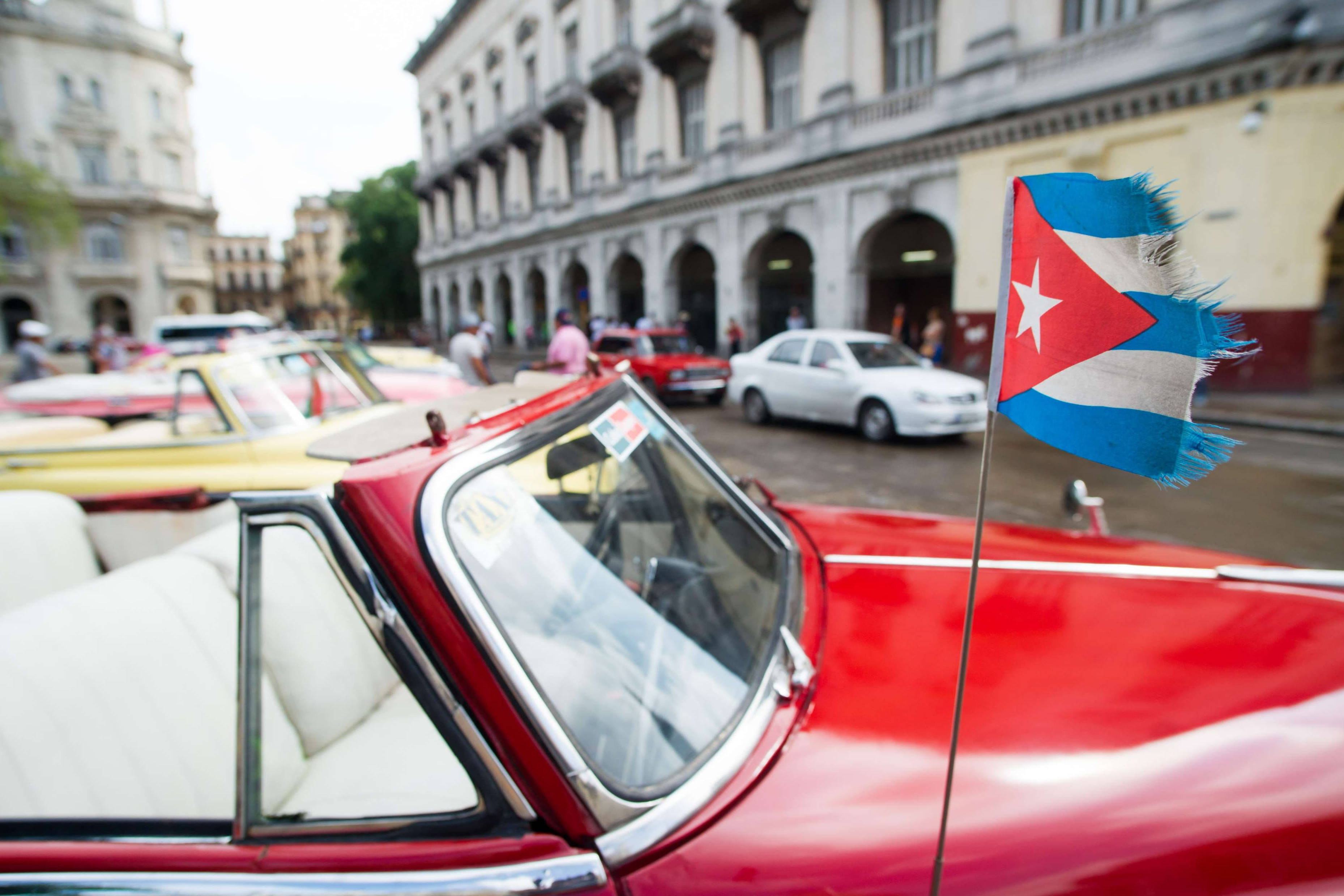 Cuban flag, red, vintage convertible, 2K Desktop Wallpaper