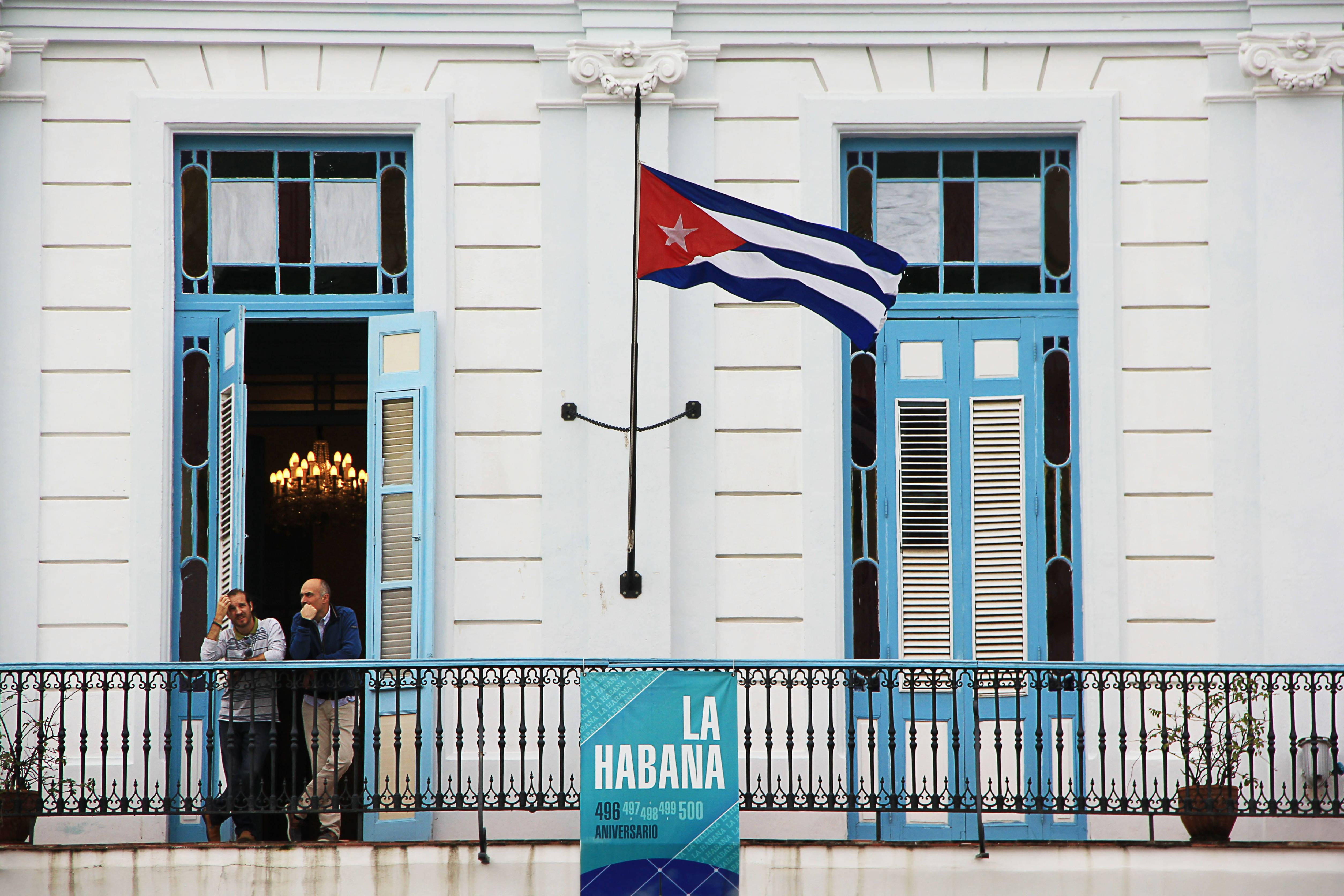 Cuban flag, balcony, white colonial building, 4K Desktop Wallpaper
