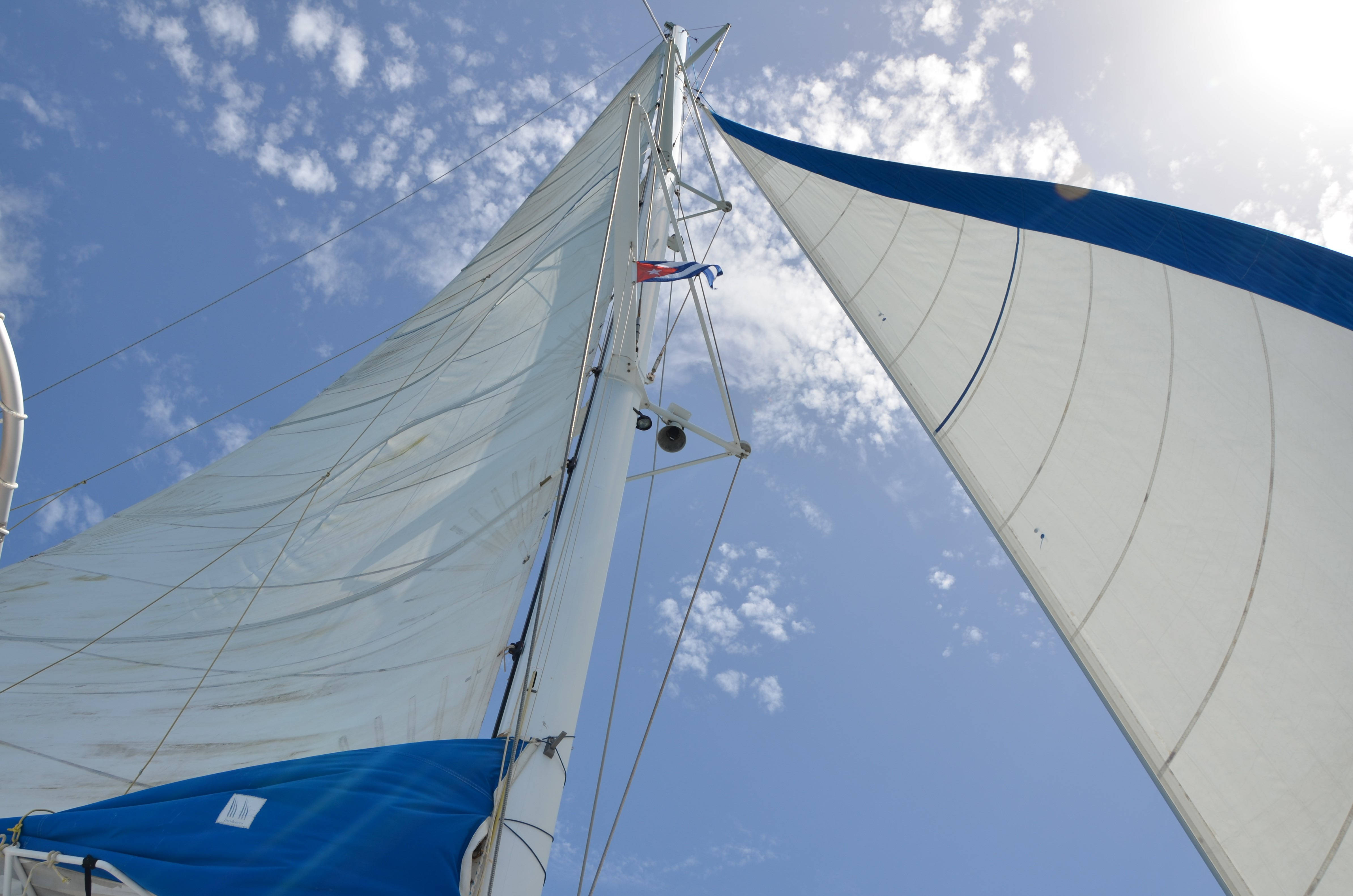 Cuban flag, white and blue sails, bright blue sky, 4K Desktop Wallpaper
