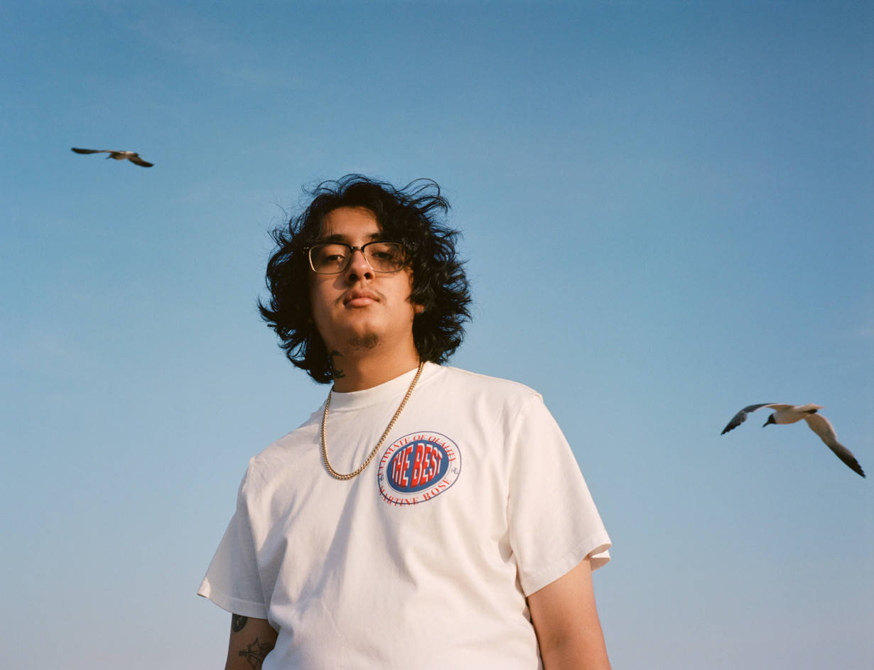 Cuco, white shirt, curly hair, SD Desktop Wallpaper