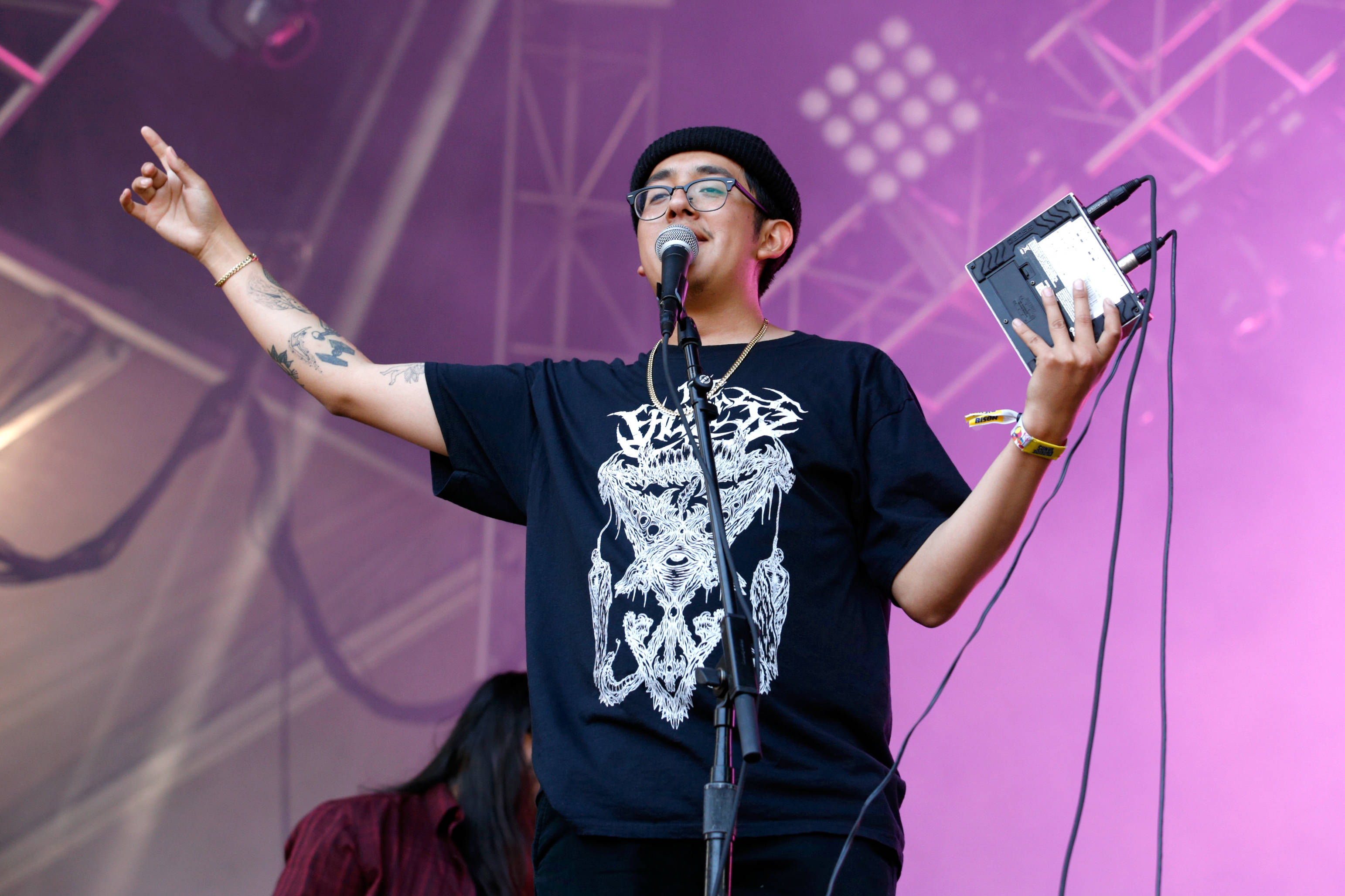 Cuco, glasses, tattoos, 2K Desktop Wallpaper