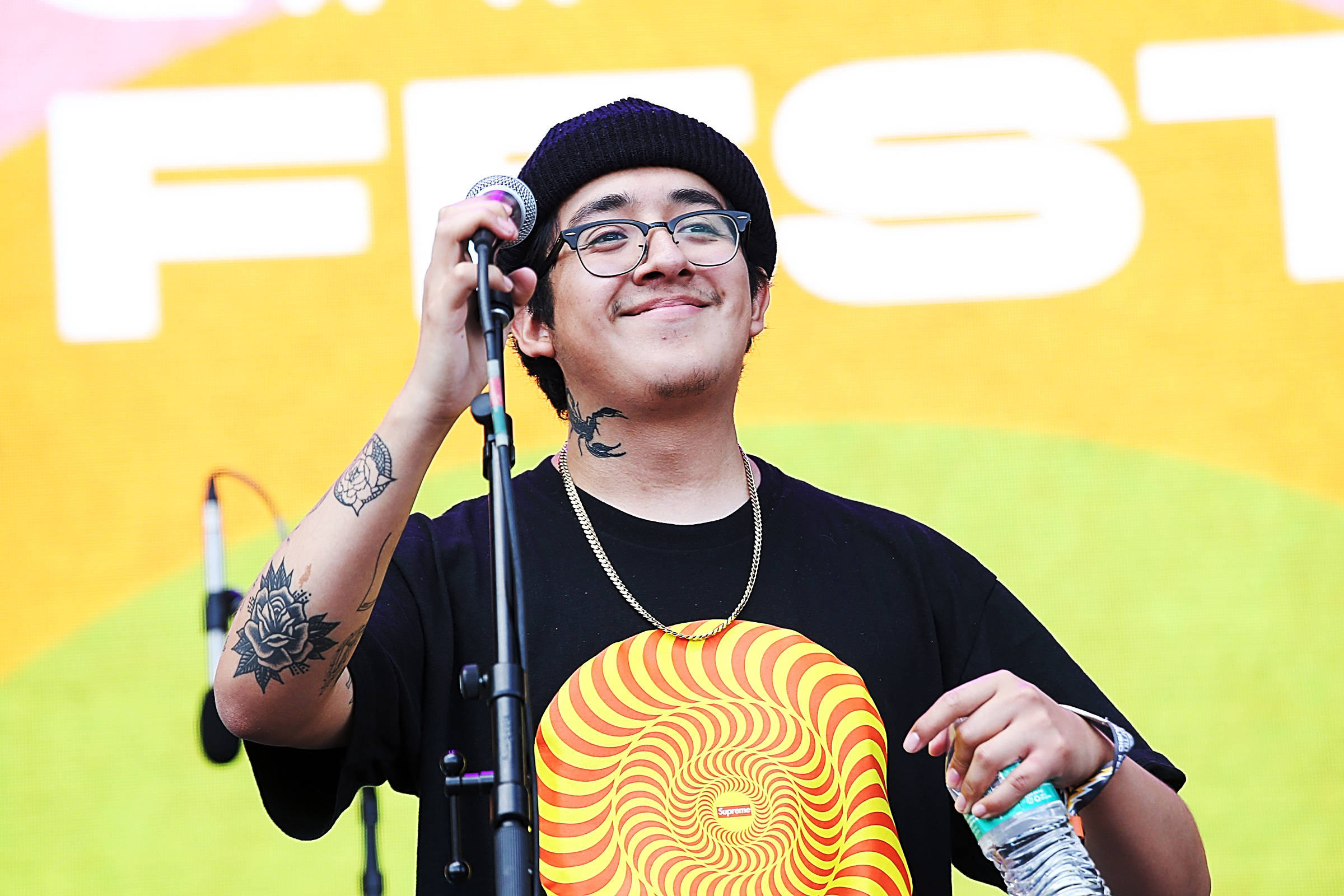 Cuco, microphone, water bottle, Full HD Desktop Wallpaper