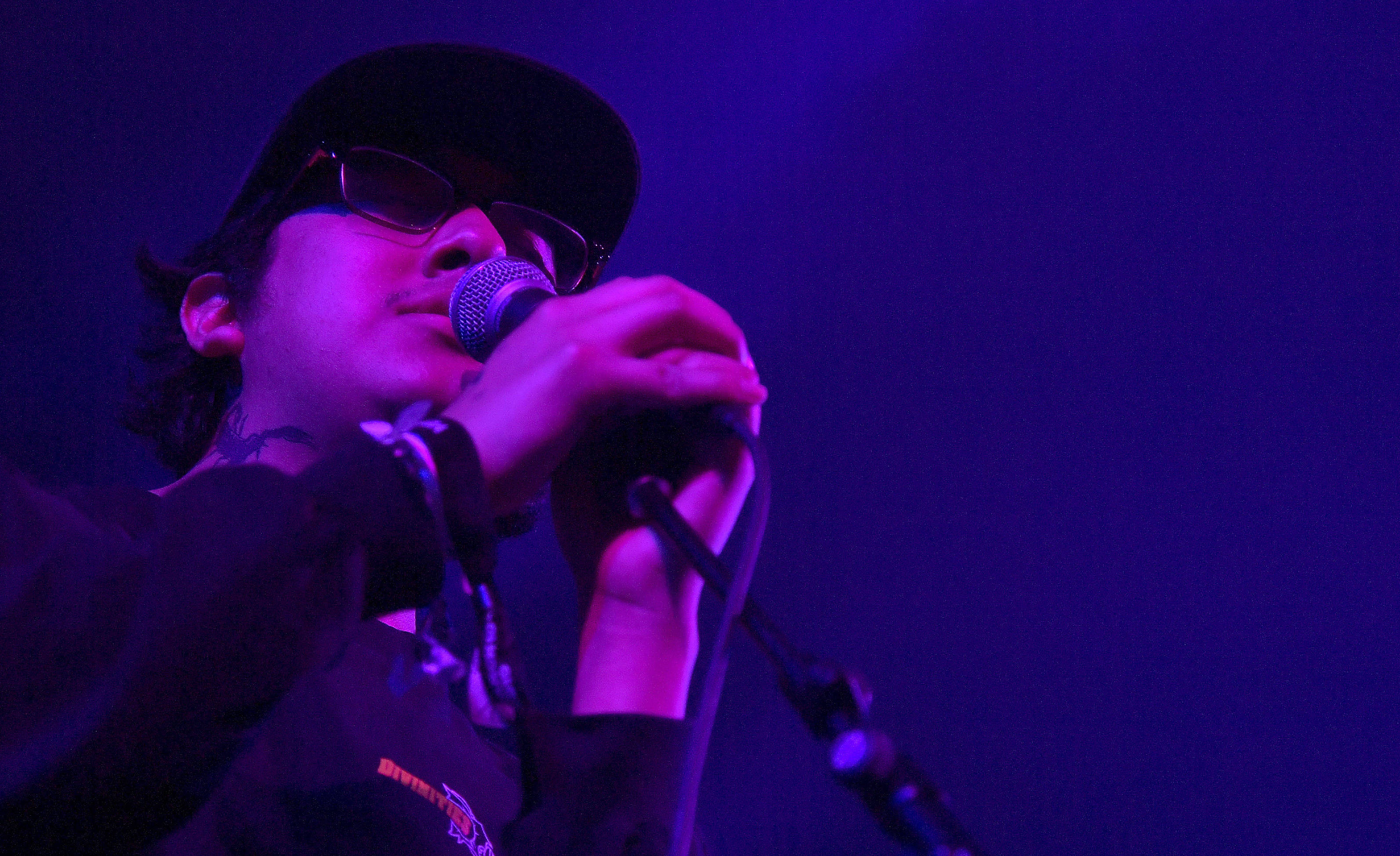 Cuco, purple stage lights, microphone, 2K Desktop Wallpaper