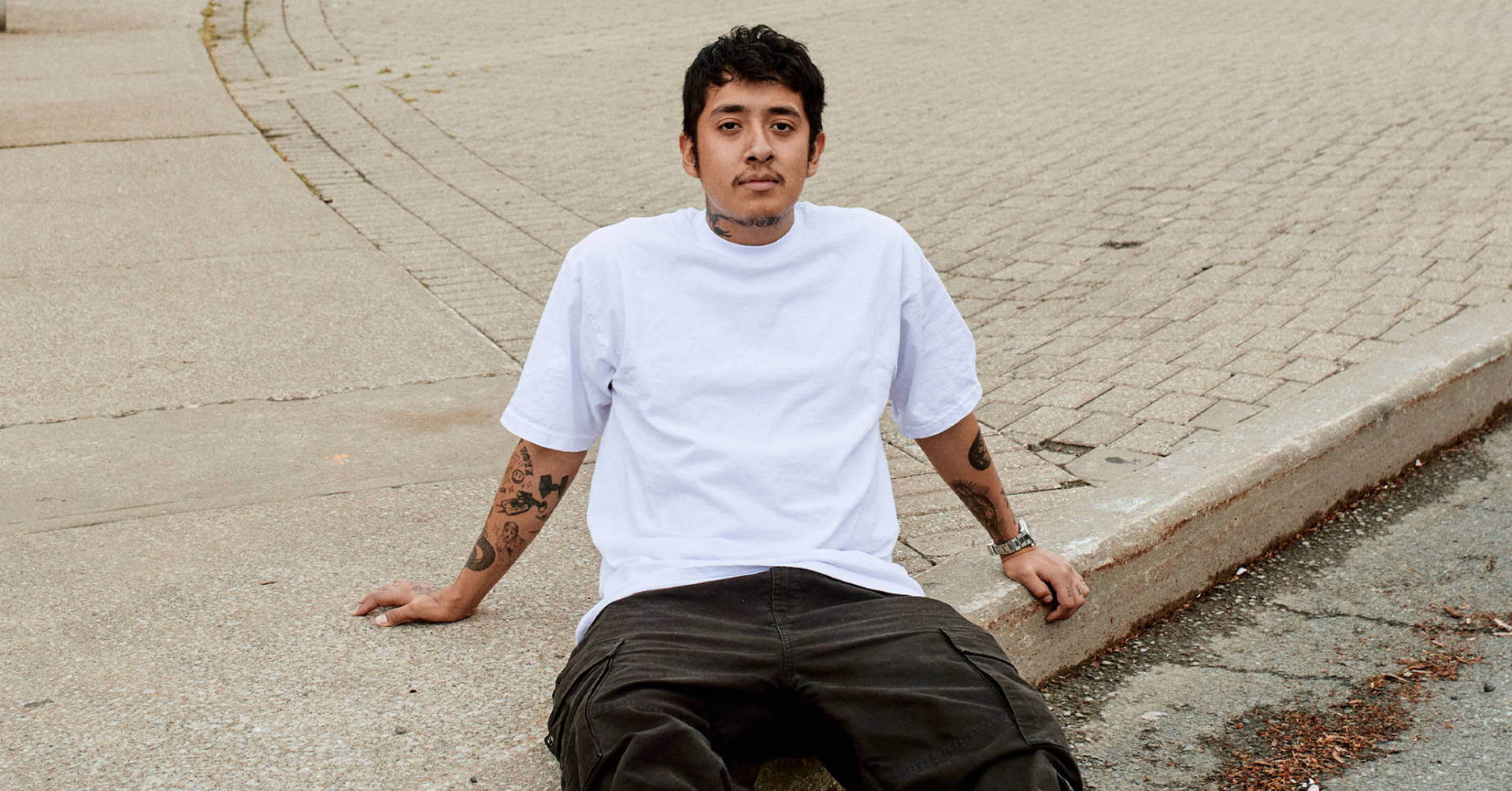 Cuco, sidewalk curb, white t-shirt, Full HD Desktop Wallpaper