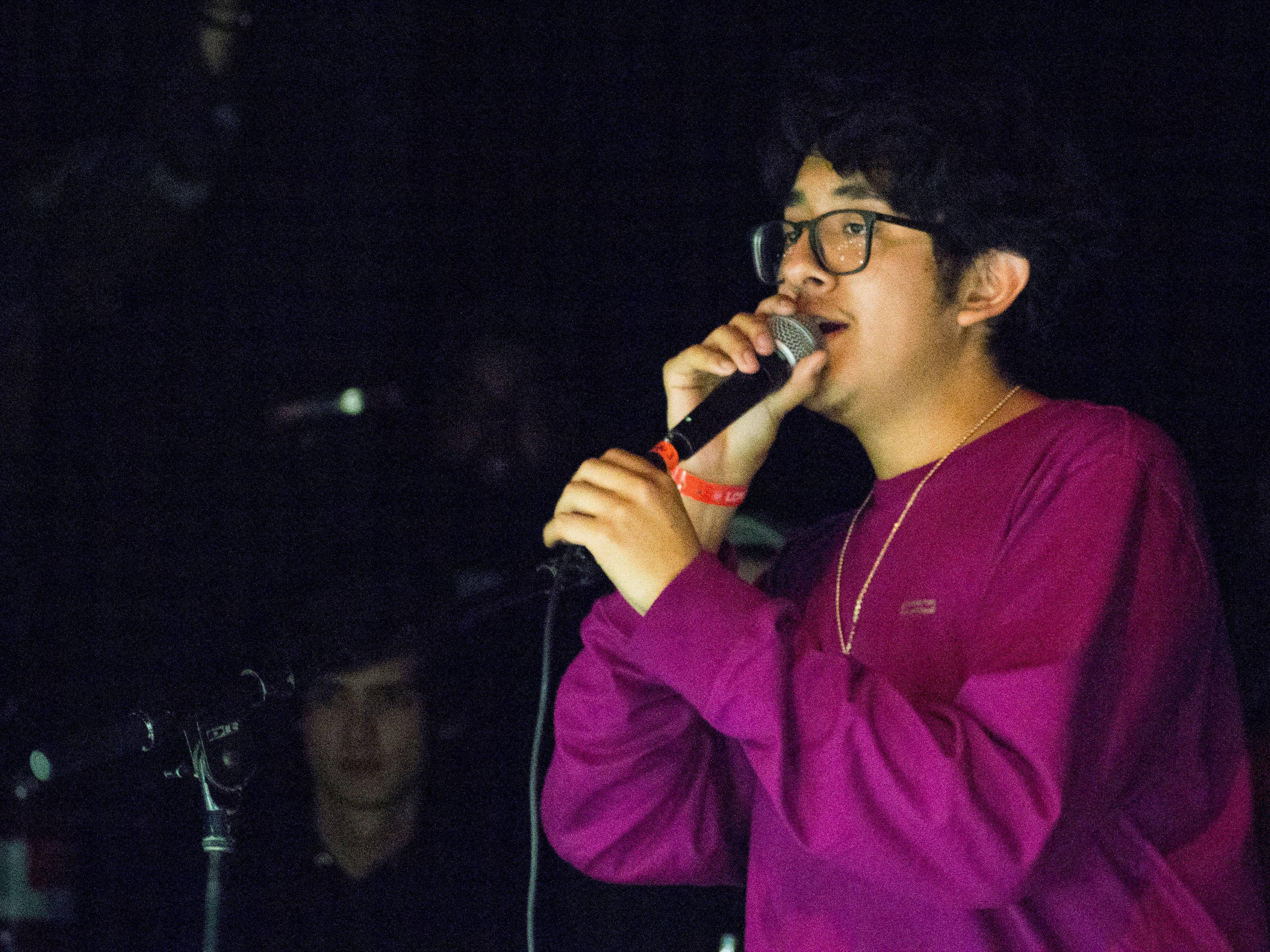 Cuco, glasses, microphone, 2K Desktop Wallpaper