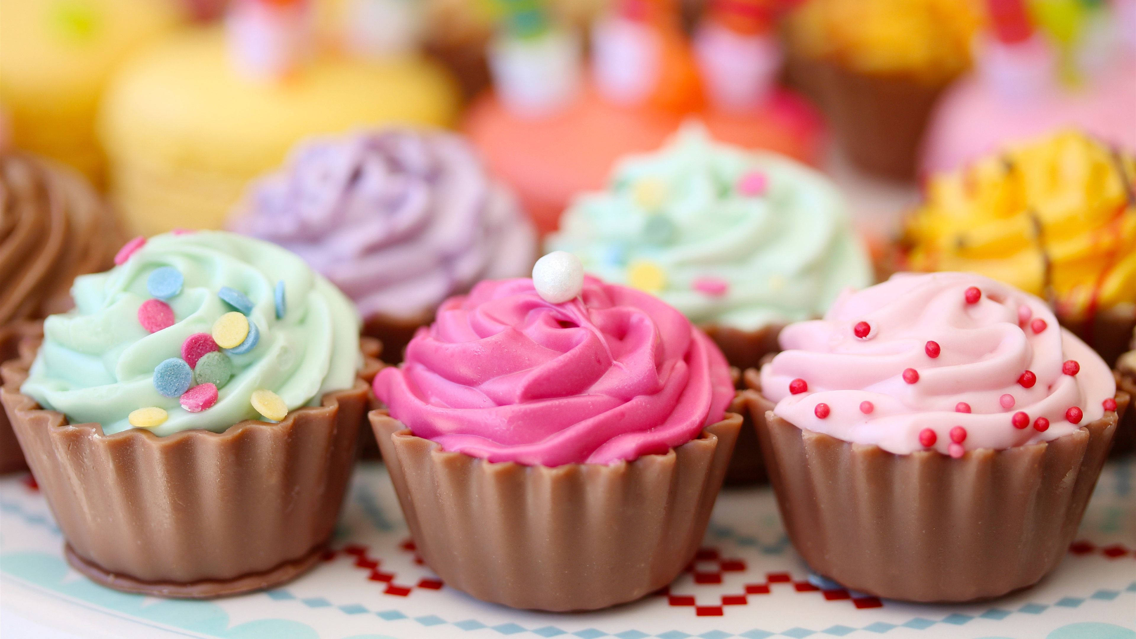 colorful cupcakes, swirl frosting, sprinkles, 4K Desktop Wallpaper