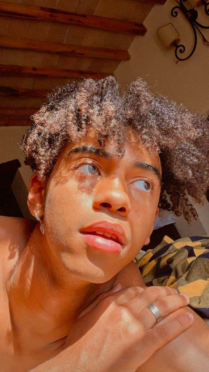 curly hair, light skin, sunlit room, HD Phone Wallpaper