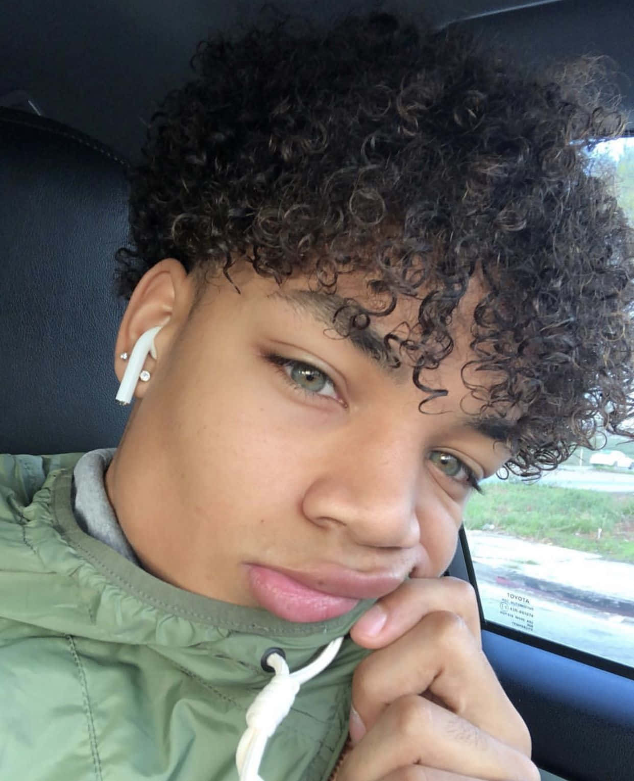 curly dark hair, white earbuds, green jacket, HD Phone Wallpaper