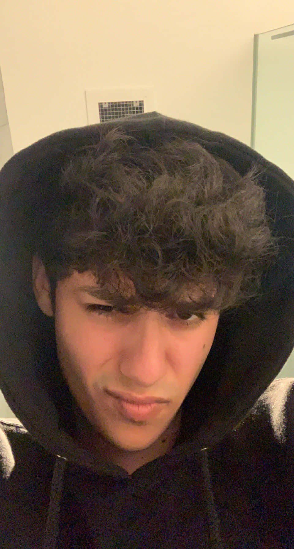 hooded teen, curly dark hair, black hoodie, HD Phone Wallpaper