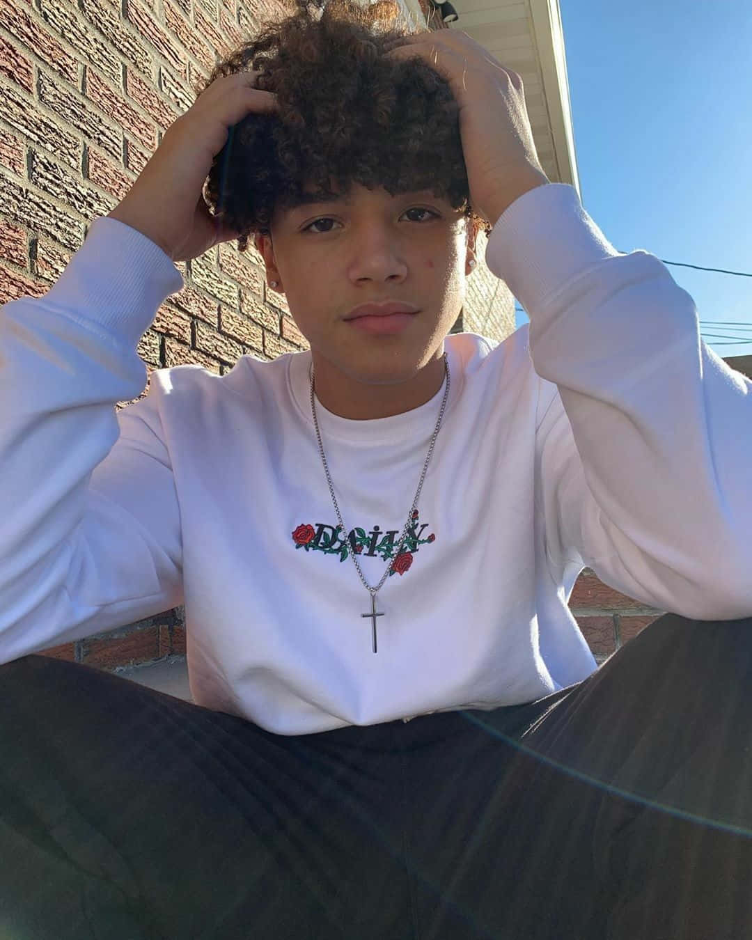 curly hair, light skin, brick wall, HD Phone Wallpaper