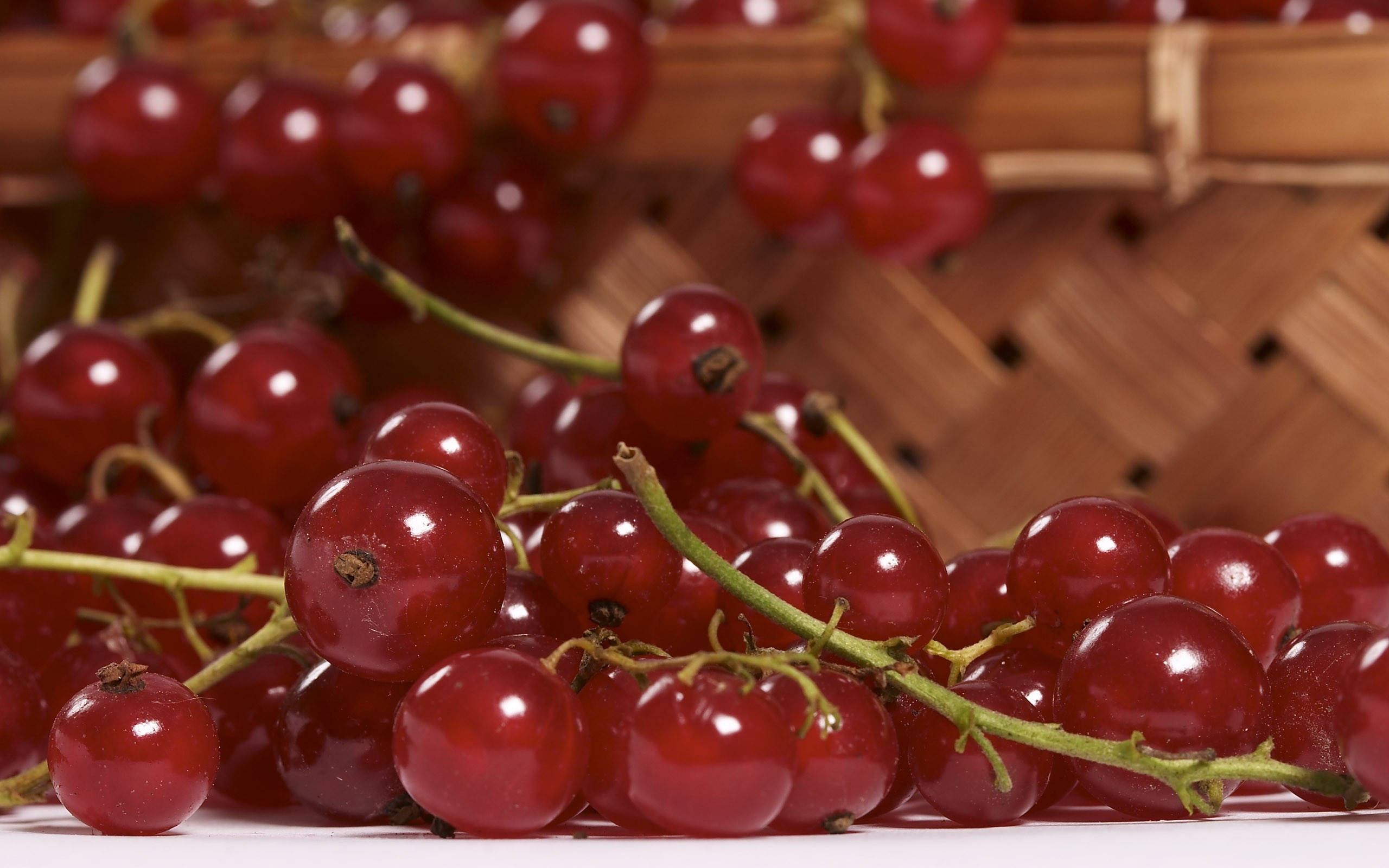red currant, fresh fruits, woven bamboo basket, 2K Desktop Wallpaper