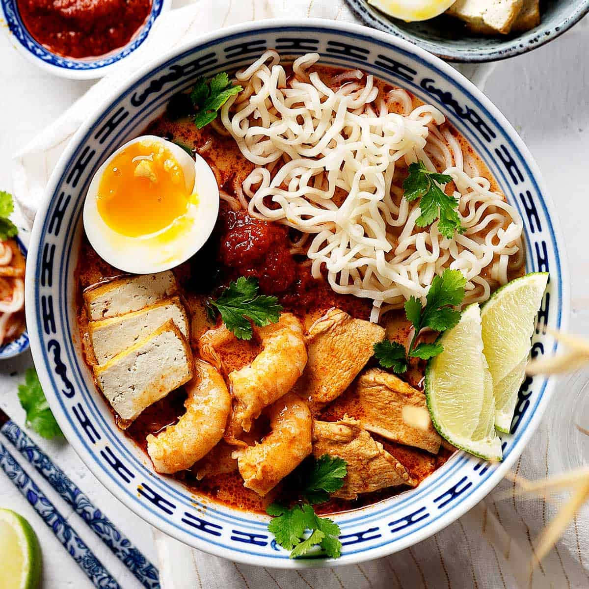 spicy red paste curry laksa, steaming bowl, spicy noodle soup, SD Desktop Wallpaper