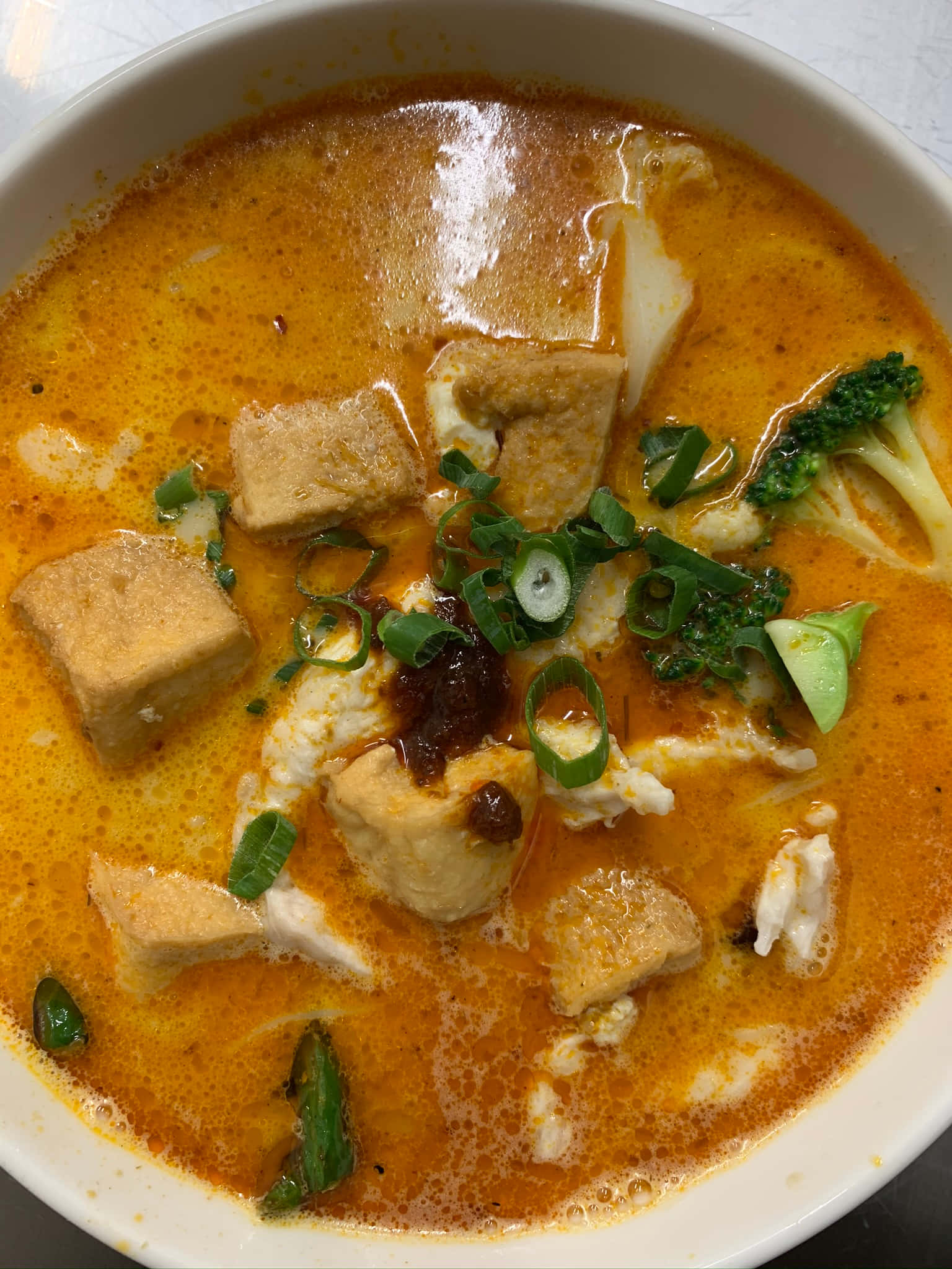 Curry Laksa, spring onions, broccoli, Full HD Phone Wallpaper