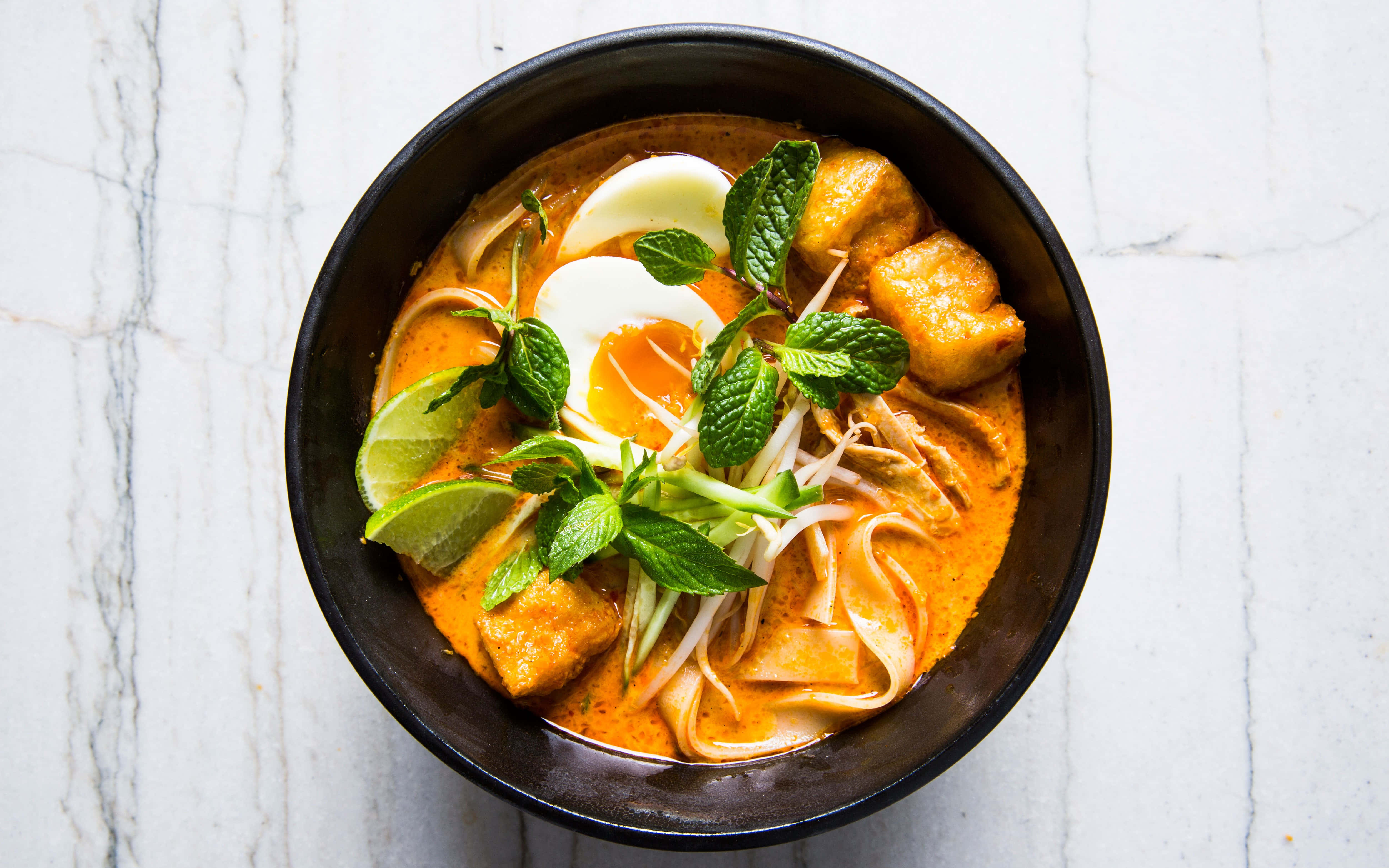 Curry Laksa, flat vermicelli, black bowl, 4K Desktop Wallpaper