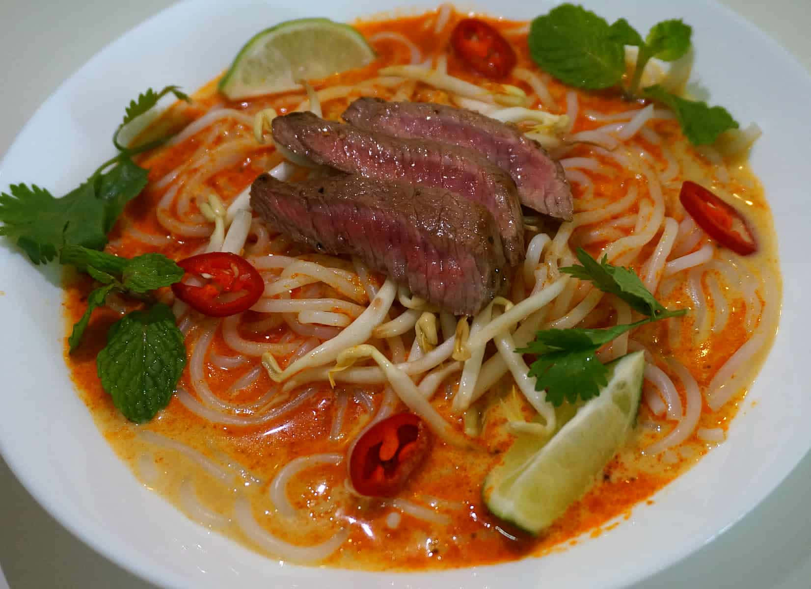 Curry Laksa, medium rare beef, vibrant orange noodle soup, HD Desktop Wallpaper