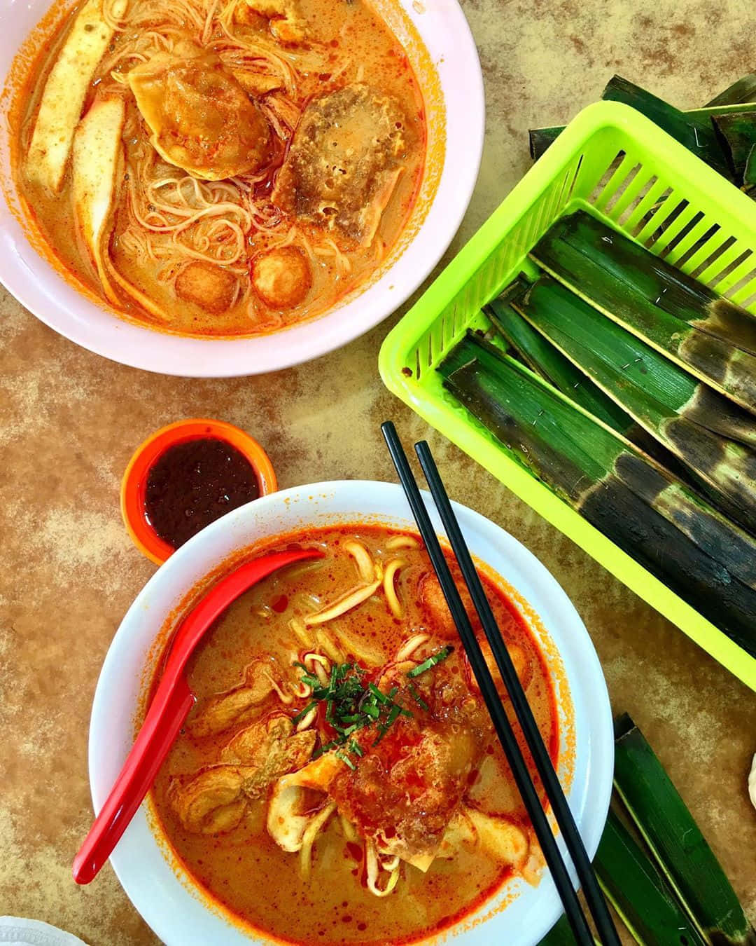 Curry Laksa, steaming bowls, richly spiced noodle soup, HD Phone Wallpaper