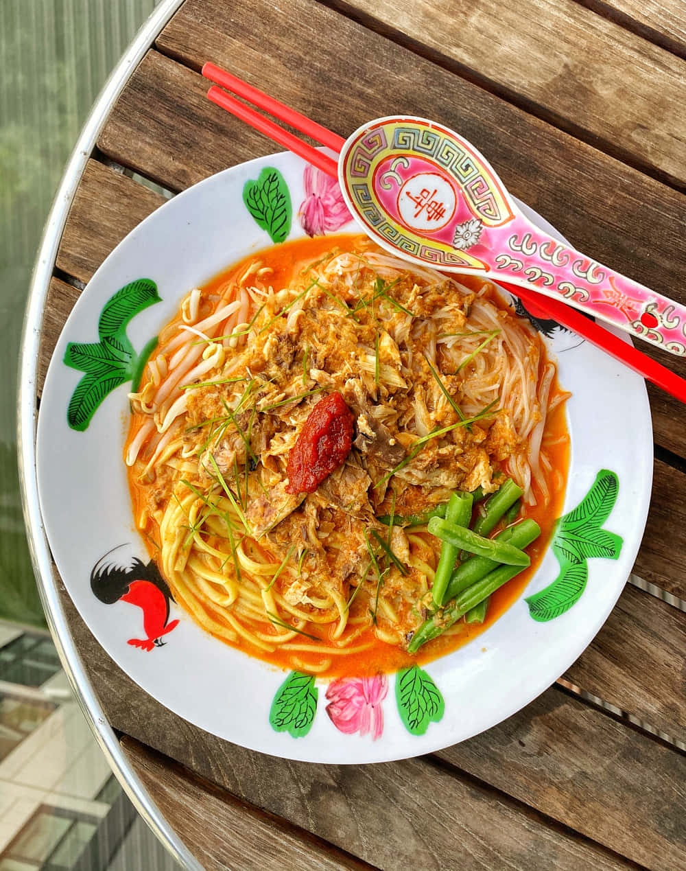 Curry Laksa, shallow plate, wooden table, SD Phone Wallpaper