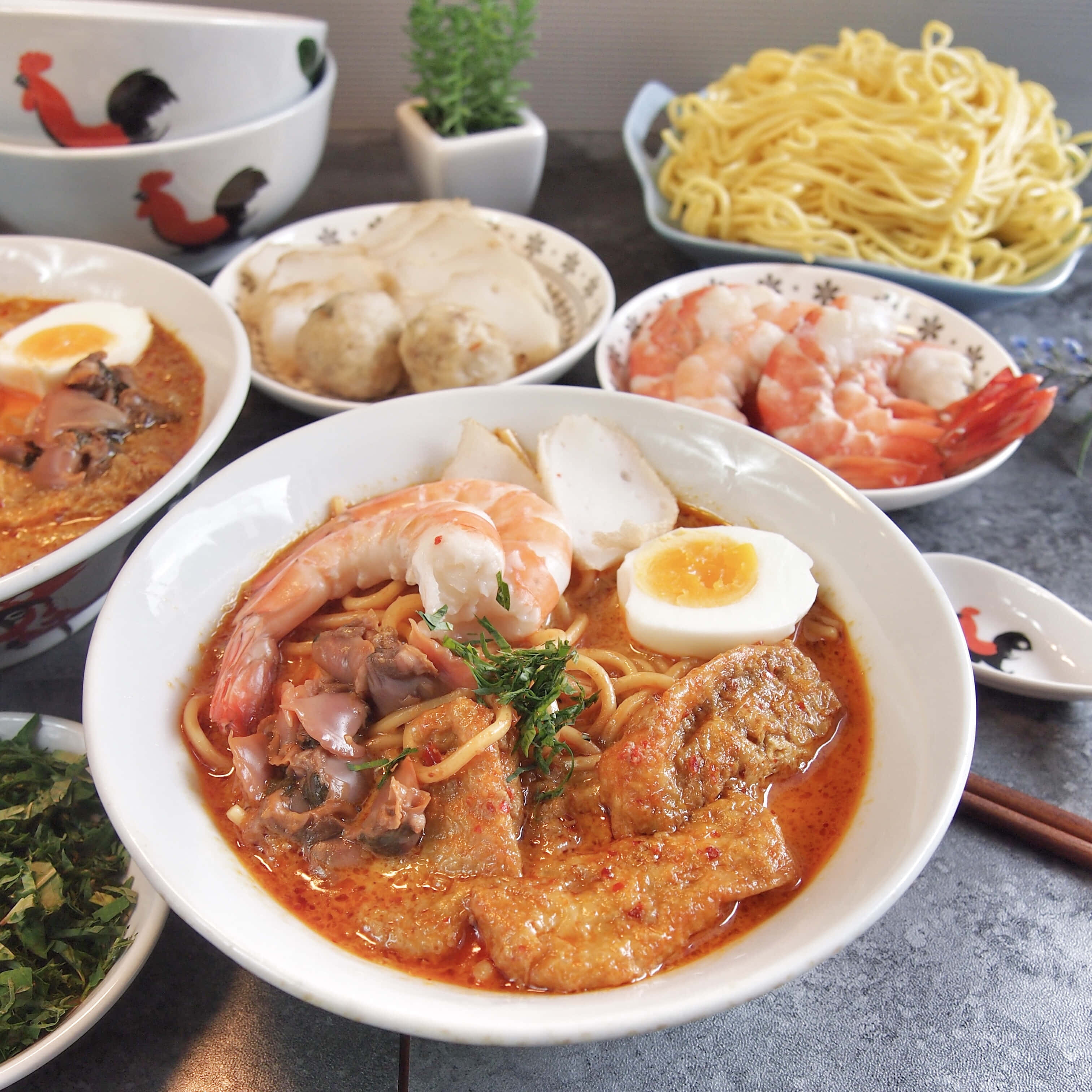 Curry Laksa, steaming bowl of rich red curry noodle soup, shrimp fish cake, 2K Desktop Wallpaper