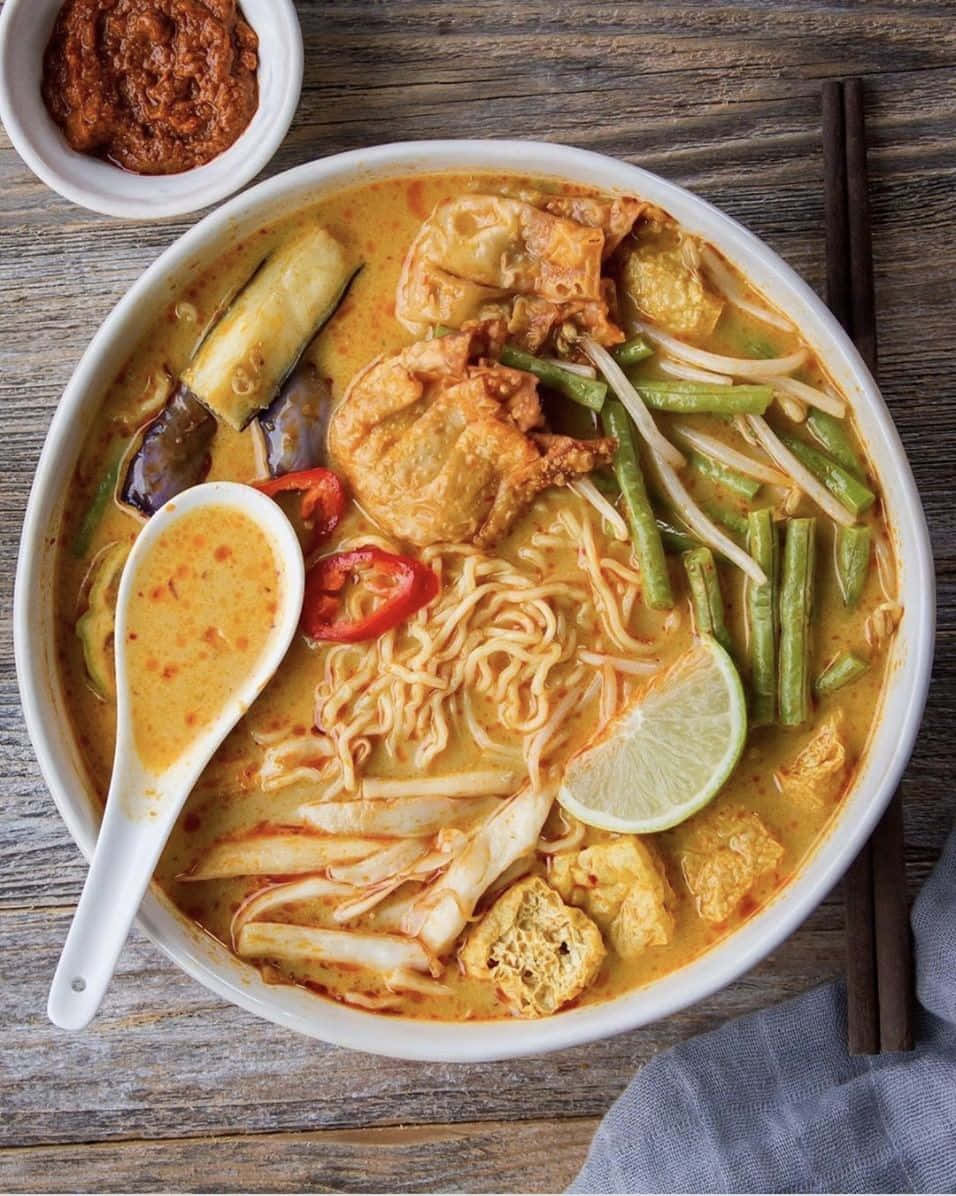 Curry Laksa, steaming bowl, rich yellow curry noodle soup, SD Phone Wallpaper