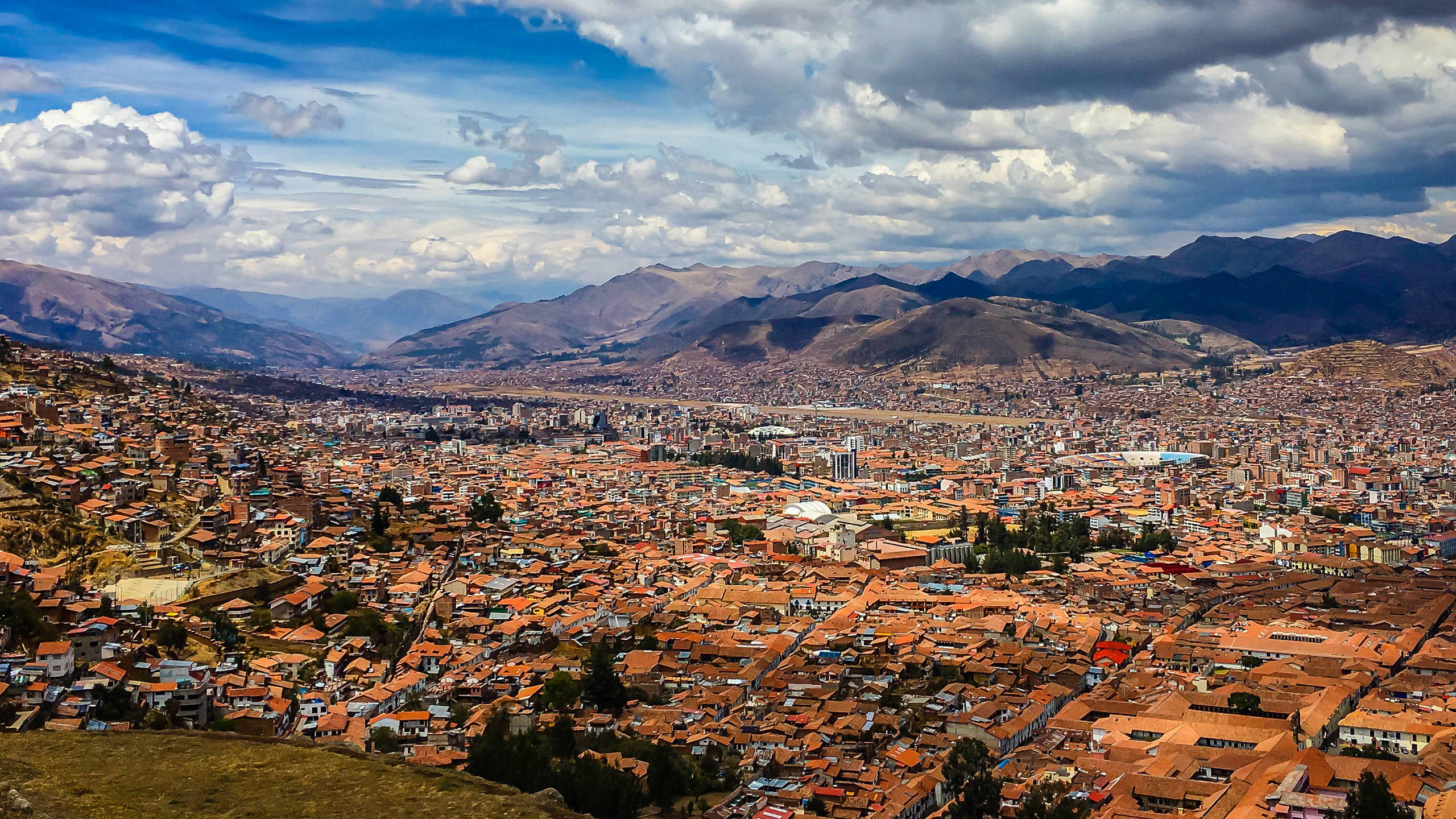 Cusco Peru, terracotta rooftops, valley, 2K Desktop Wallpaper