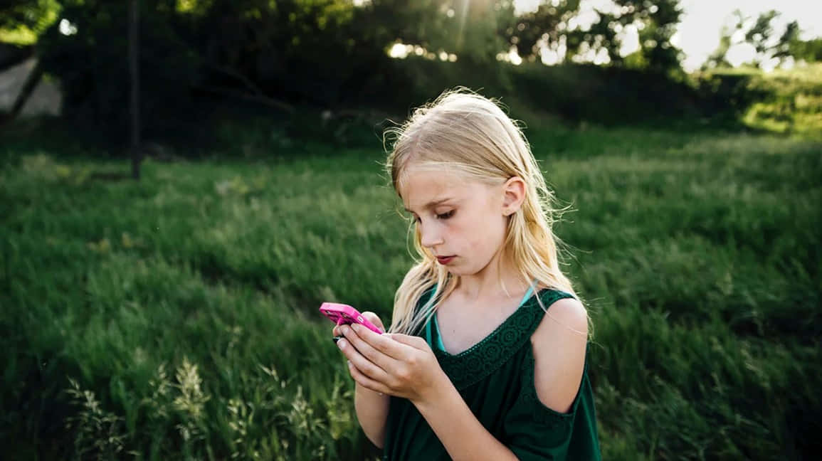 Cute Aesthetic Teenage, pink phone, blonde hair, SD Desktop Wallpaper