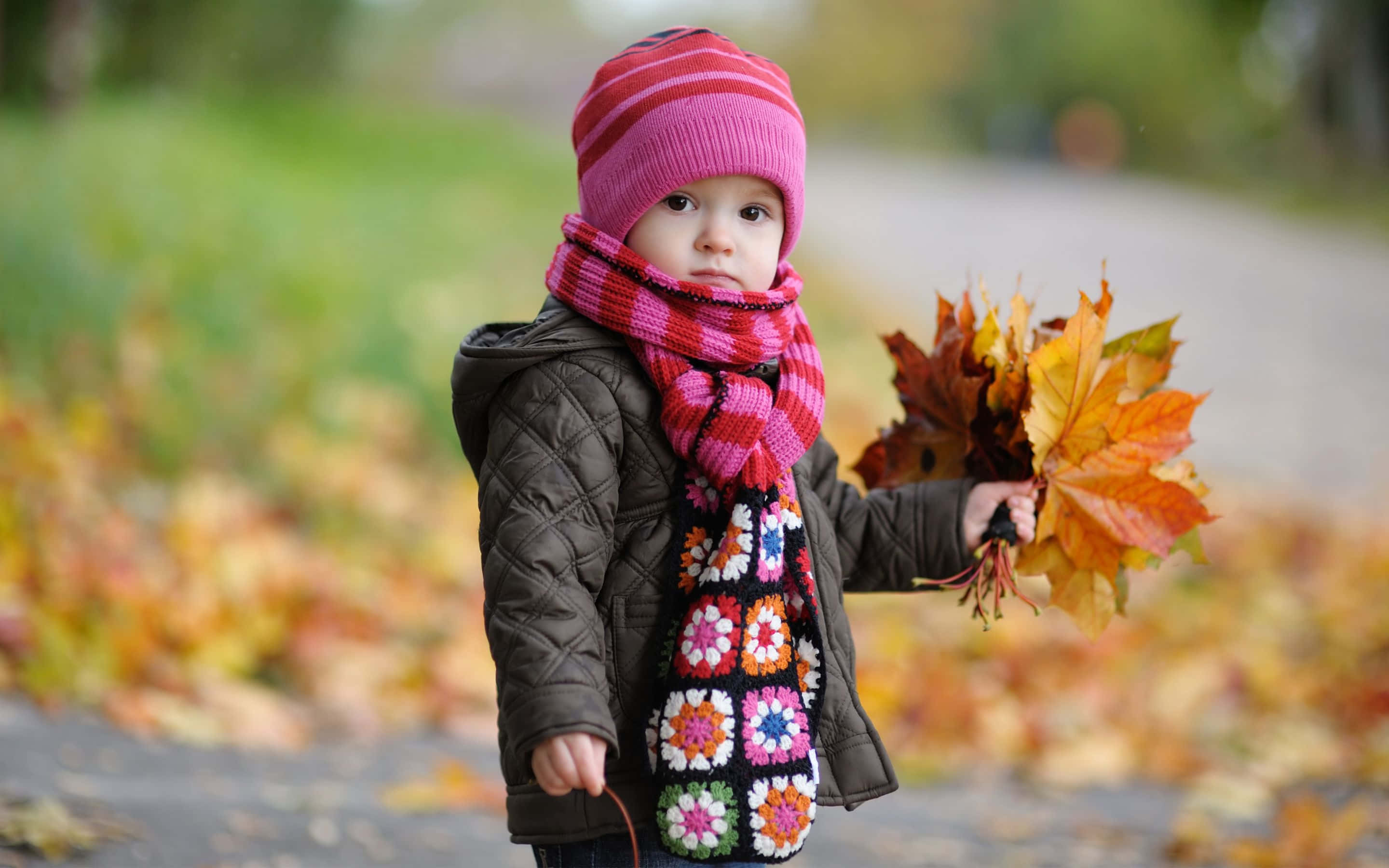 toddler, pink hat, floral scarf, 2K Desktop Wallpaper