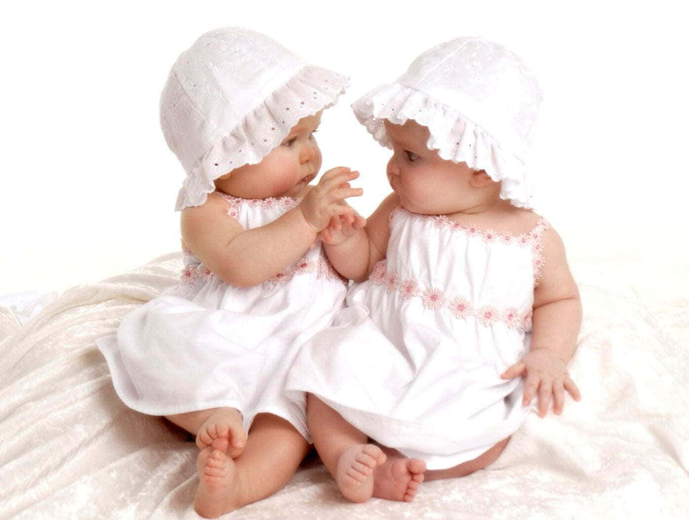 twin babies, white dresses, bonnets, HD Desktop Wallpaper