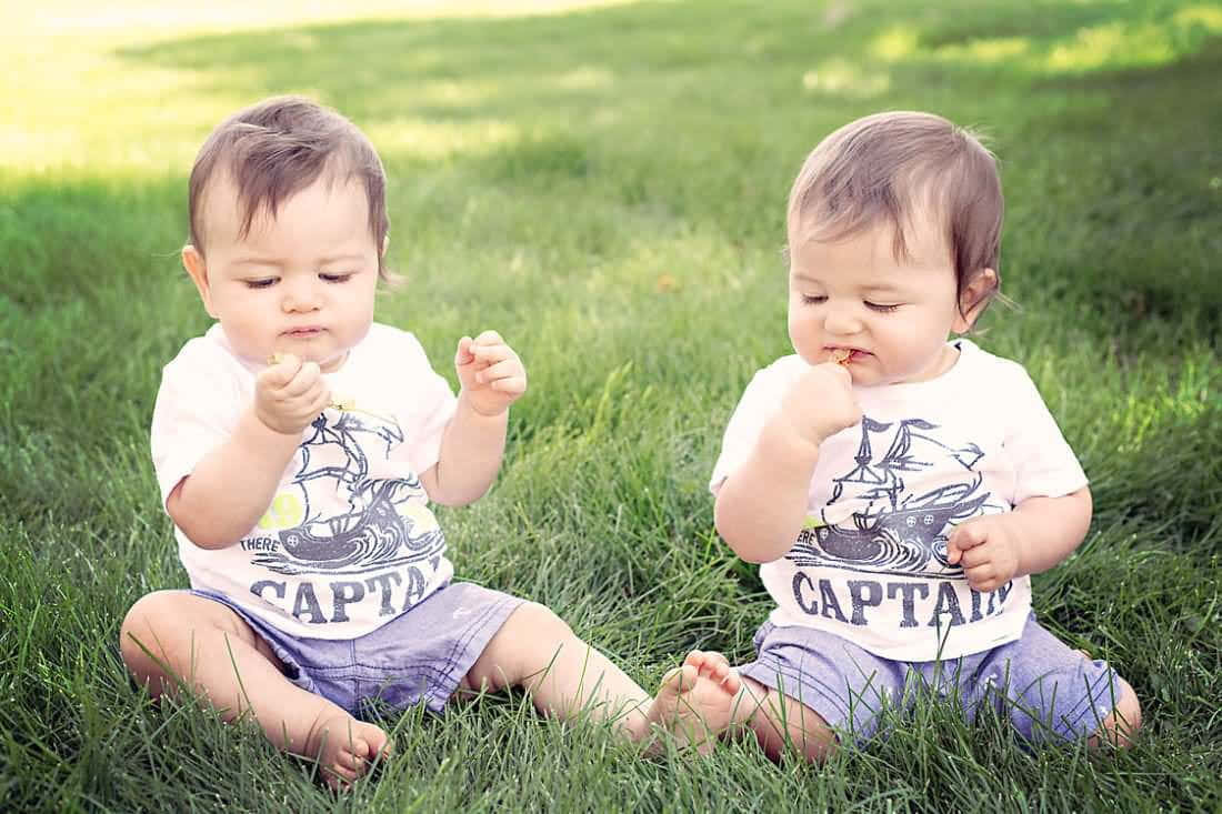 cute babies, twin babies, lush green grass, SD Desktop Wallpaper
