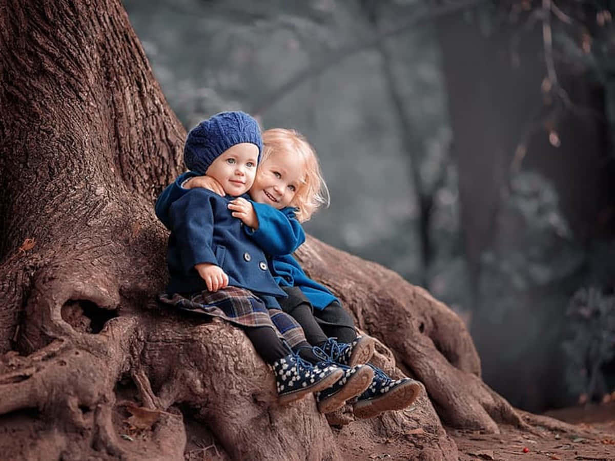 cute baby couple, blue coats, massive tree root, SD Desktop Wallpaper