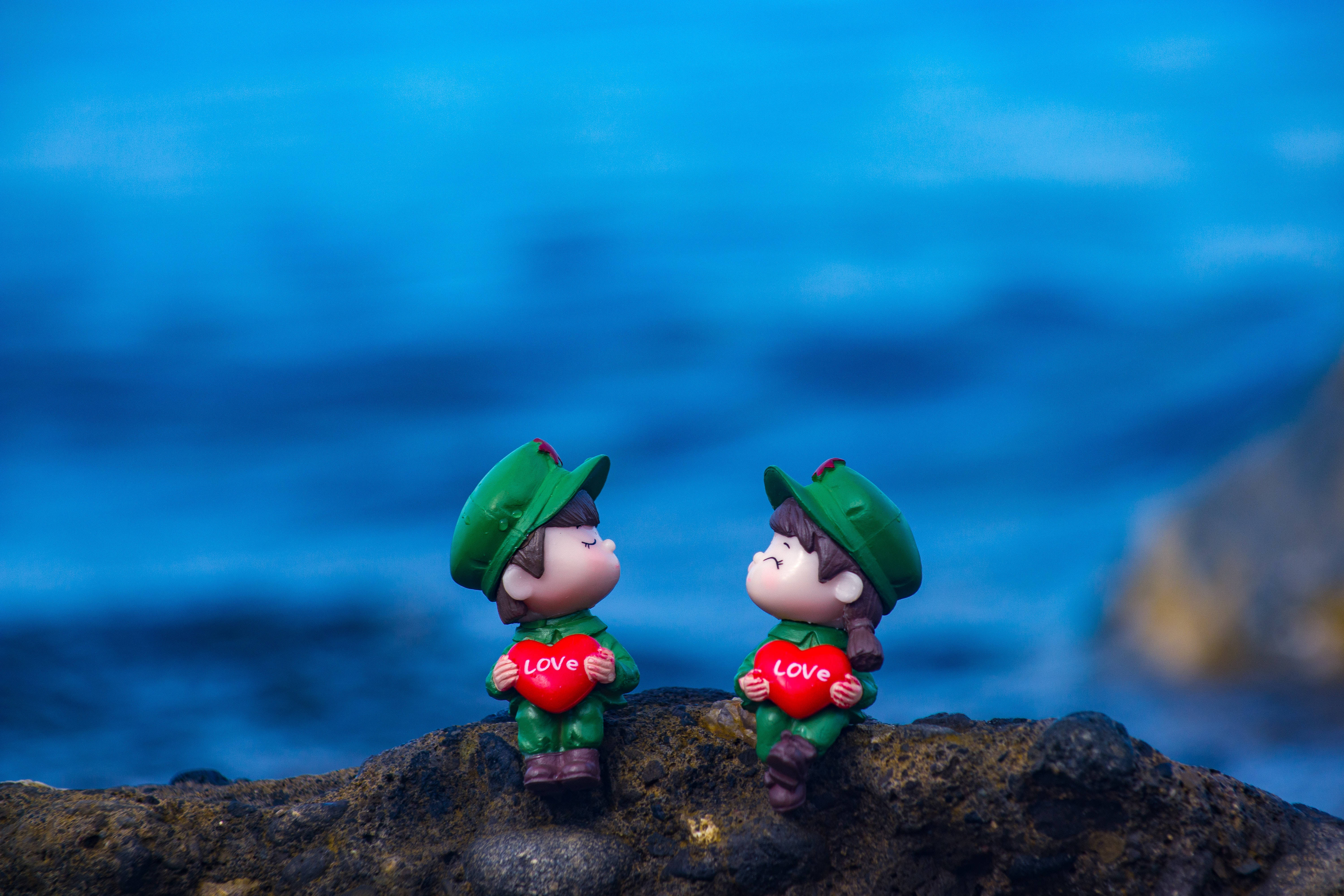 Cute Blue Couple Toy Figures, green uniforms, red hearts, 5K Desktop Wallpaper