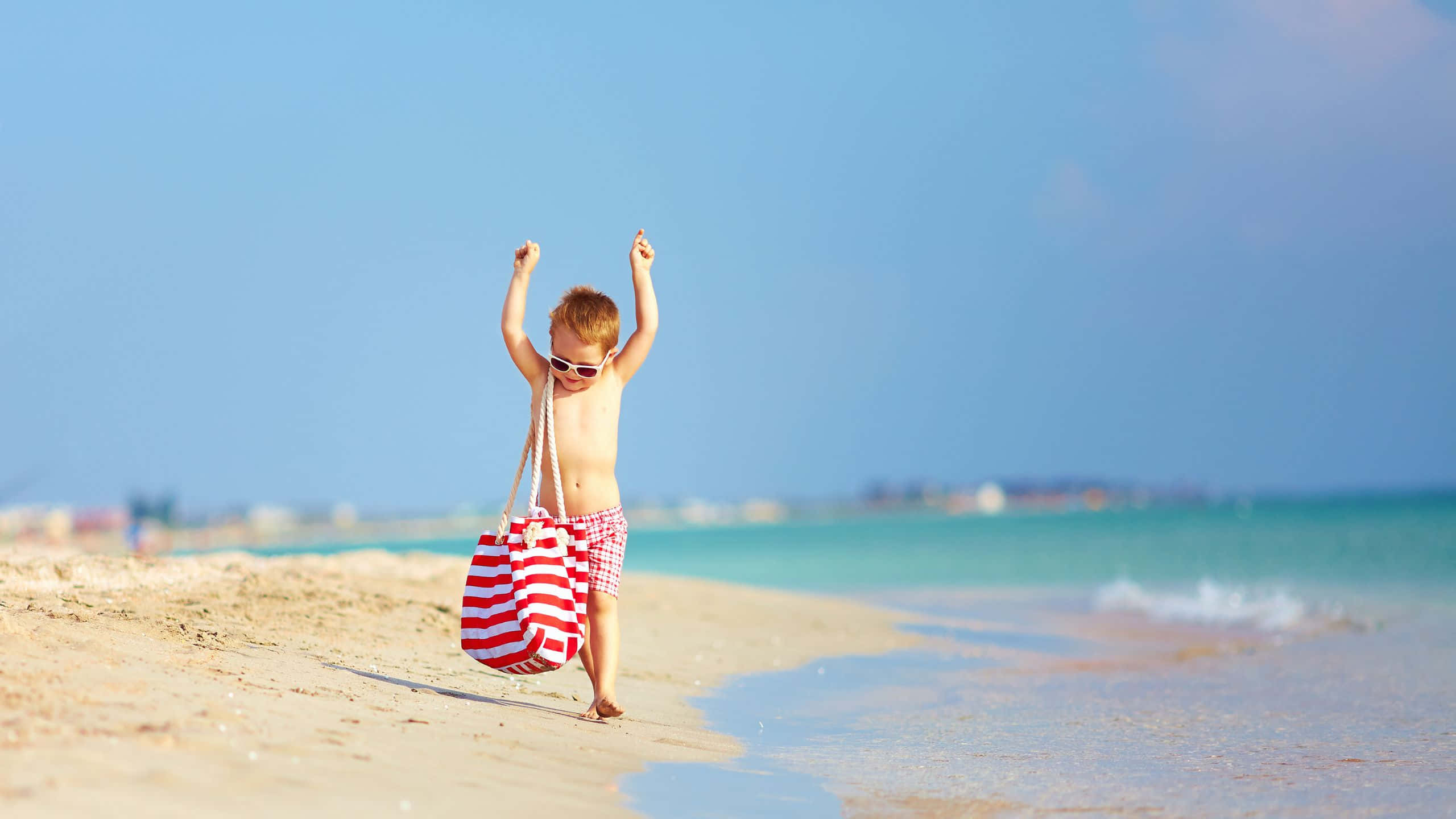toddler, sunglasses, checkered shorts, 2K Desktop Wallpaper